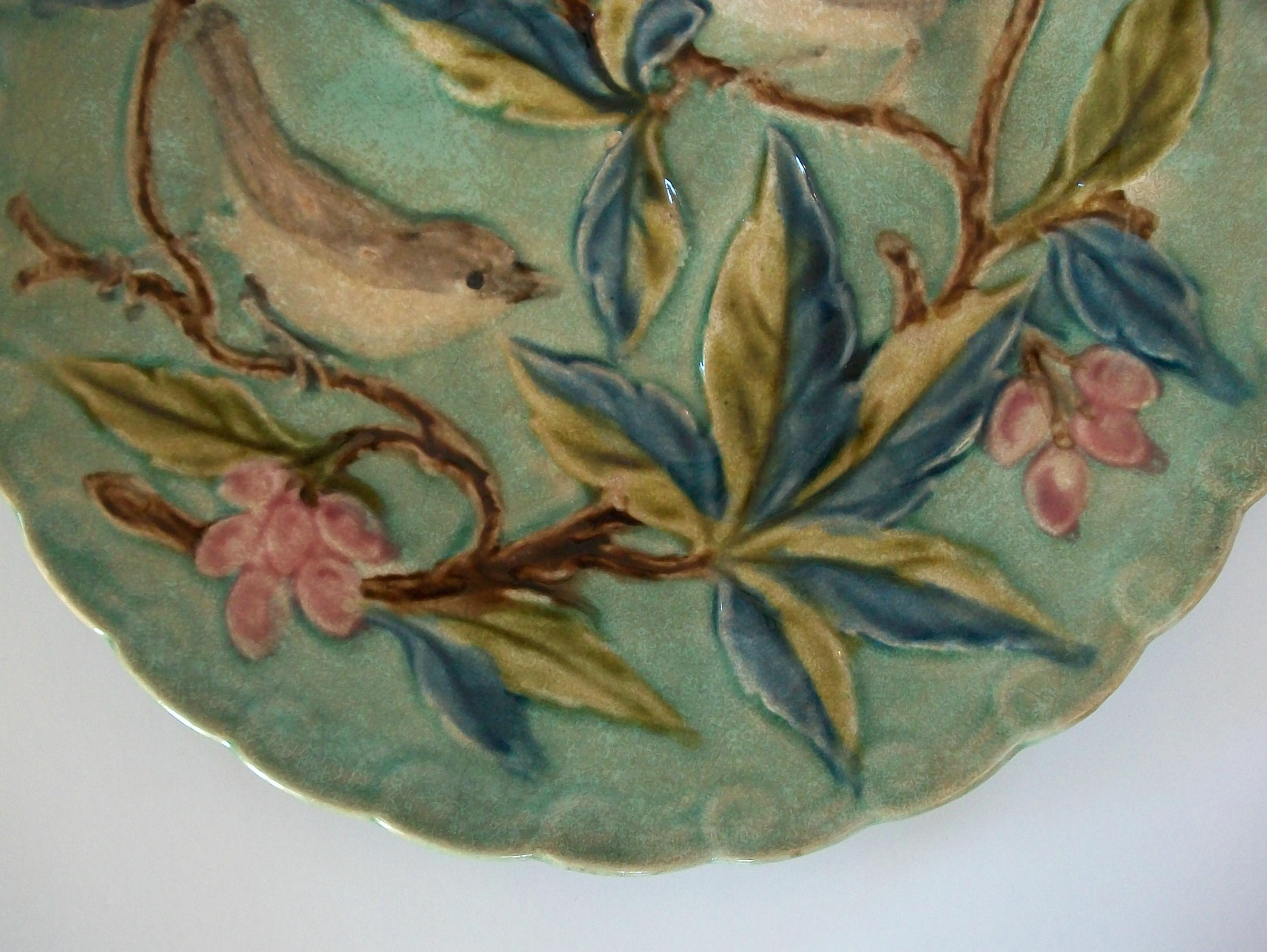 Vernissé Ancienne assiette en céramique Majolique Barbotine - France - Fin 19ème siècle en vente