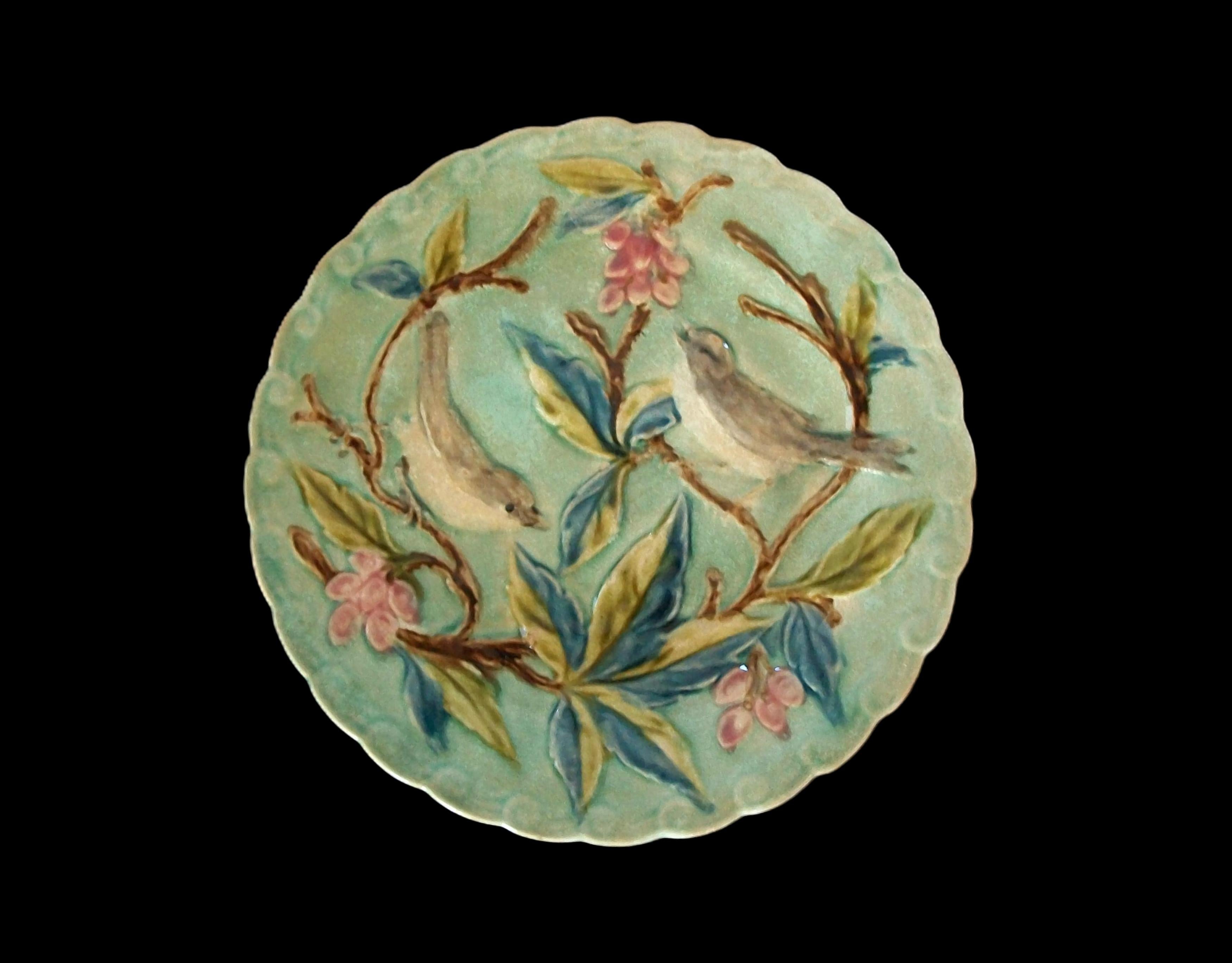 XIXe siècle Ancienne assiette en céramique Majolique Barbotine - France - Fin 19ème siècle en vente