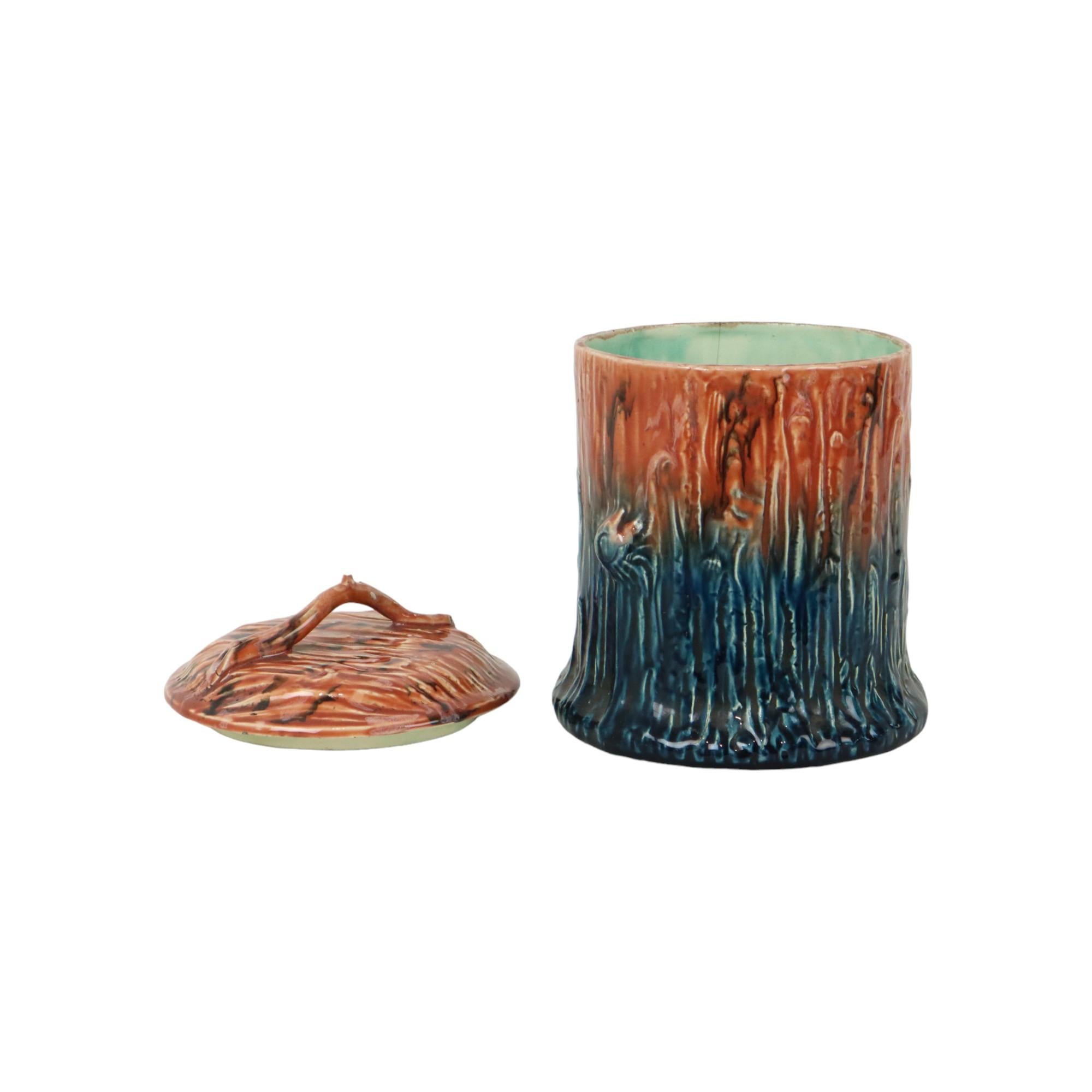 Smaltato Antico vaso in maiolica Barbotine con coperchio in stile Art Nouveau organico in vendita