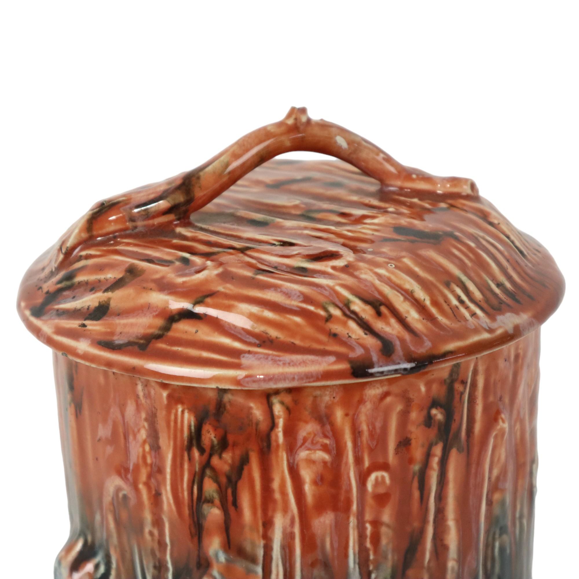 XIX secolo Antico vaso in maiolica Barbotine con coperchio in stile Art Nouveau organico in vendita