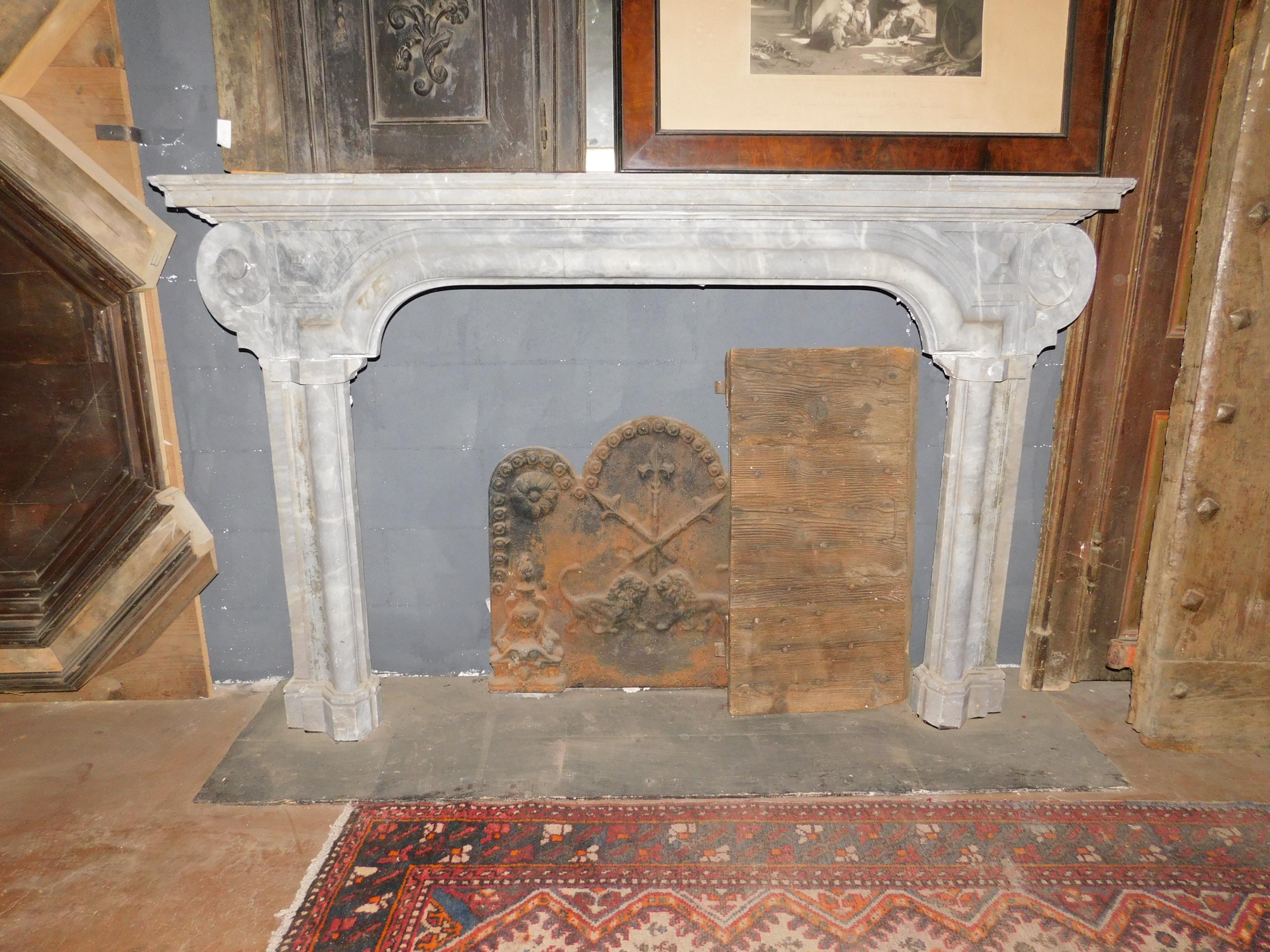 Antique Bardiglio Gray Marble Fireplace, 18th Century Italy In Good Condition For Sale In Cuneo, Italy (CN)