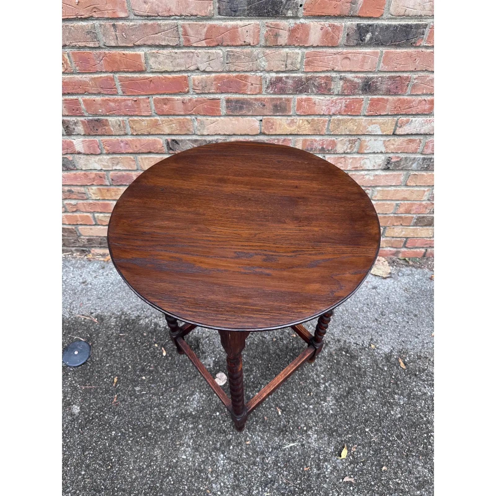 Il s'agit d'une magnifique table d'appoint anglaise du début du 20e siècle ! Le bois est magnifiquement vieilli et les pieds torsadés en orge détaillés ajoutent la touche parfaite de charme et d'élégance. Cet article est parfait pour tout amateur