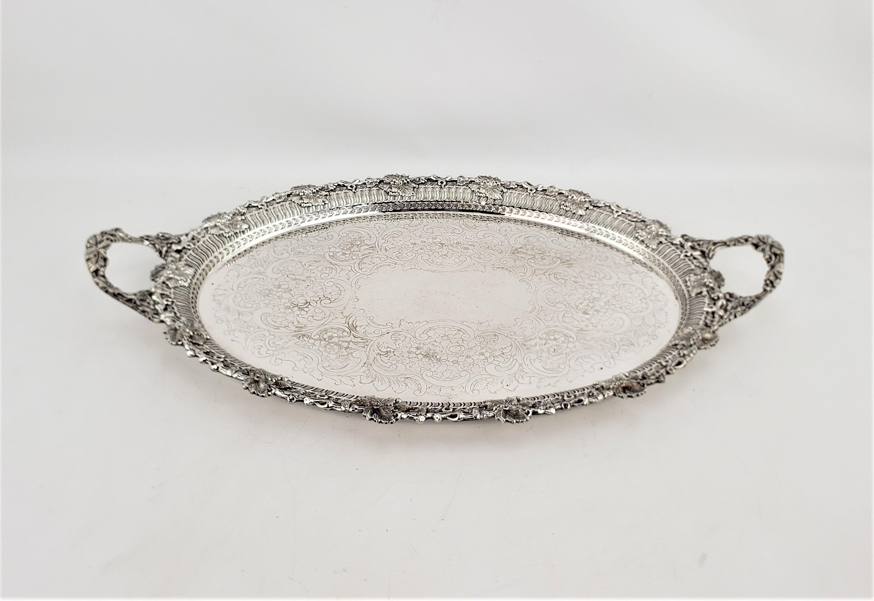 Vittoriano Antico vassoio da portata ovale placcato in argento Ellis Barker con foglie di Oak in vendita