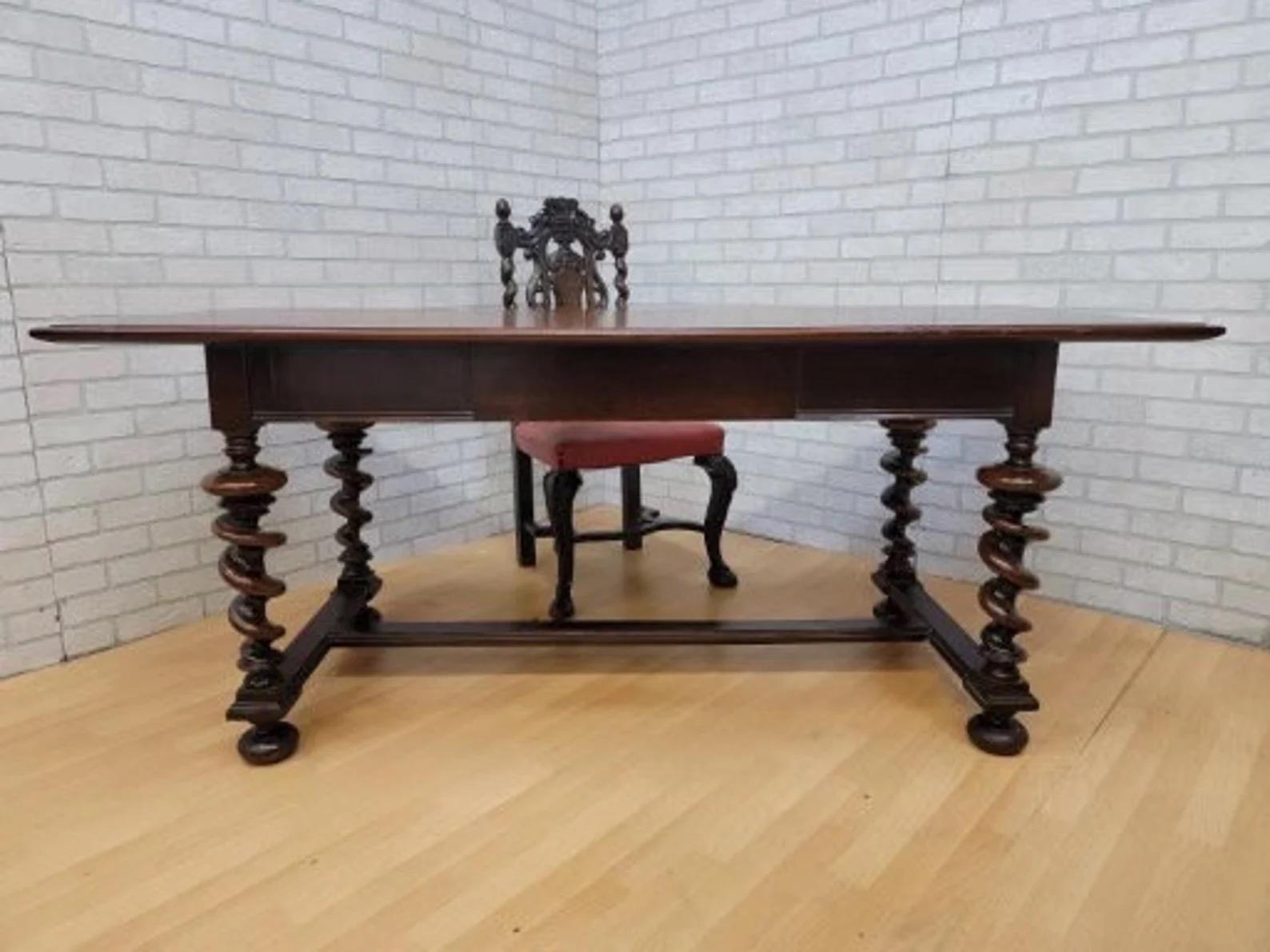 Inconnu Bureau ancien à torsion d'orge avec chaise sculptée à torsion d'orge - 2 pièces en vente