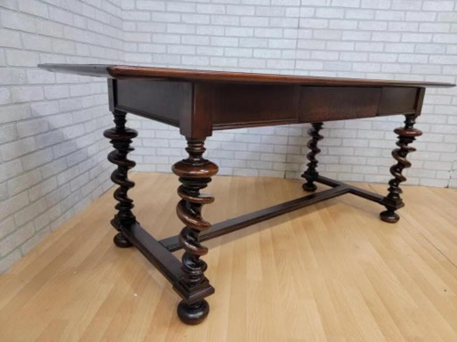 Bois Bureau ancien à torsion d'orge avec chaise sculptée à torsion d'orge - 2 pièces en vente