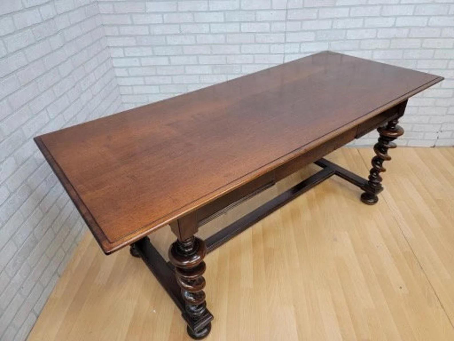 Bureau ancien à torsion d'orge avec chaise sculptée à torsion d'orge - 2 pièces en vente 1
