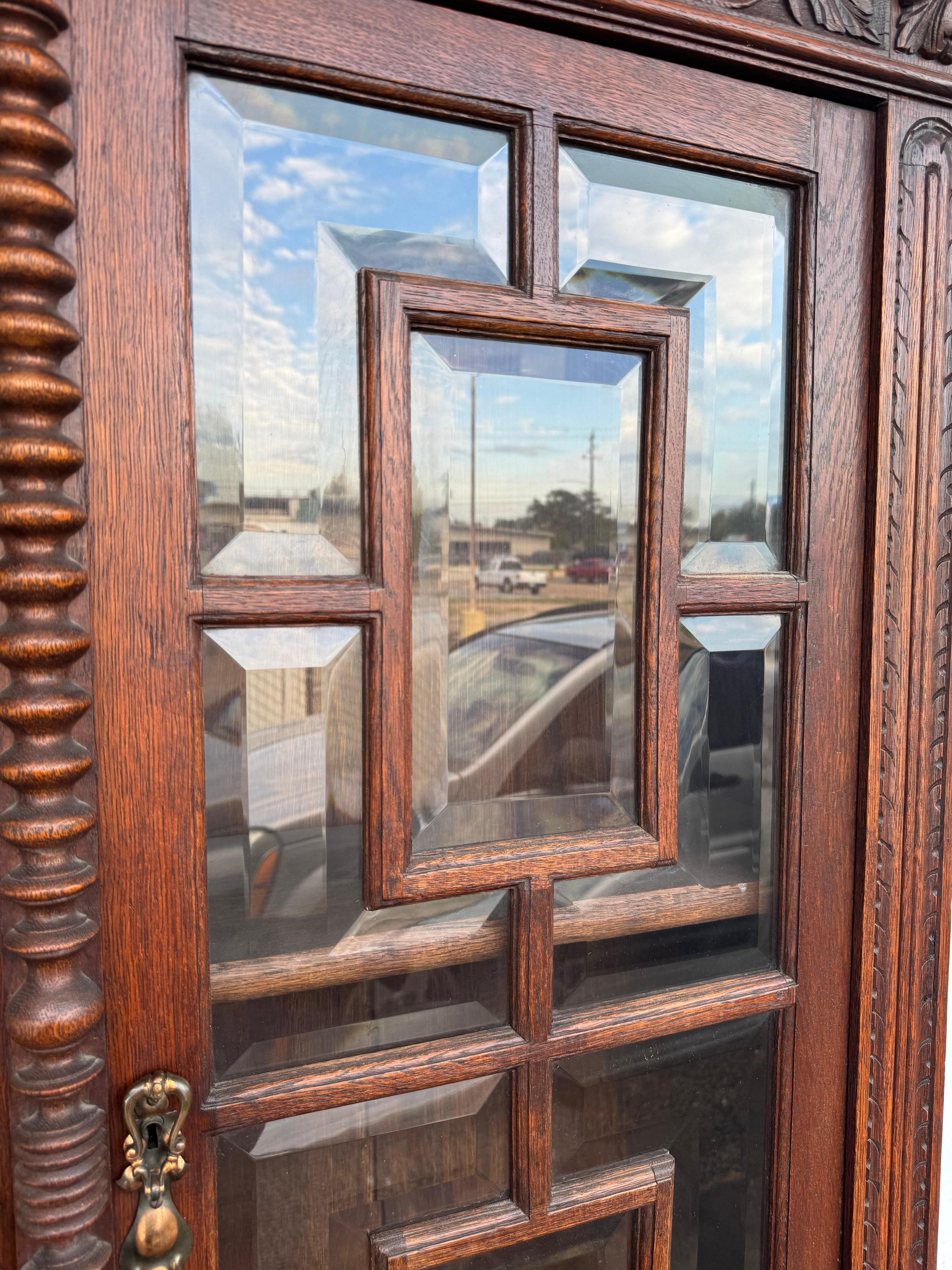 Antique Barley Twist English Oak Secretary with Display Cabinet In condizioni buone in vendita a Pasadena, TX