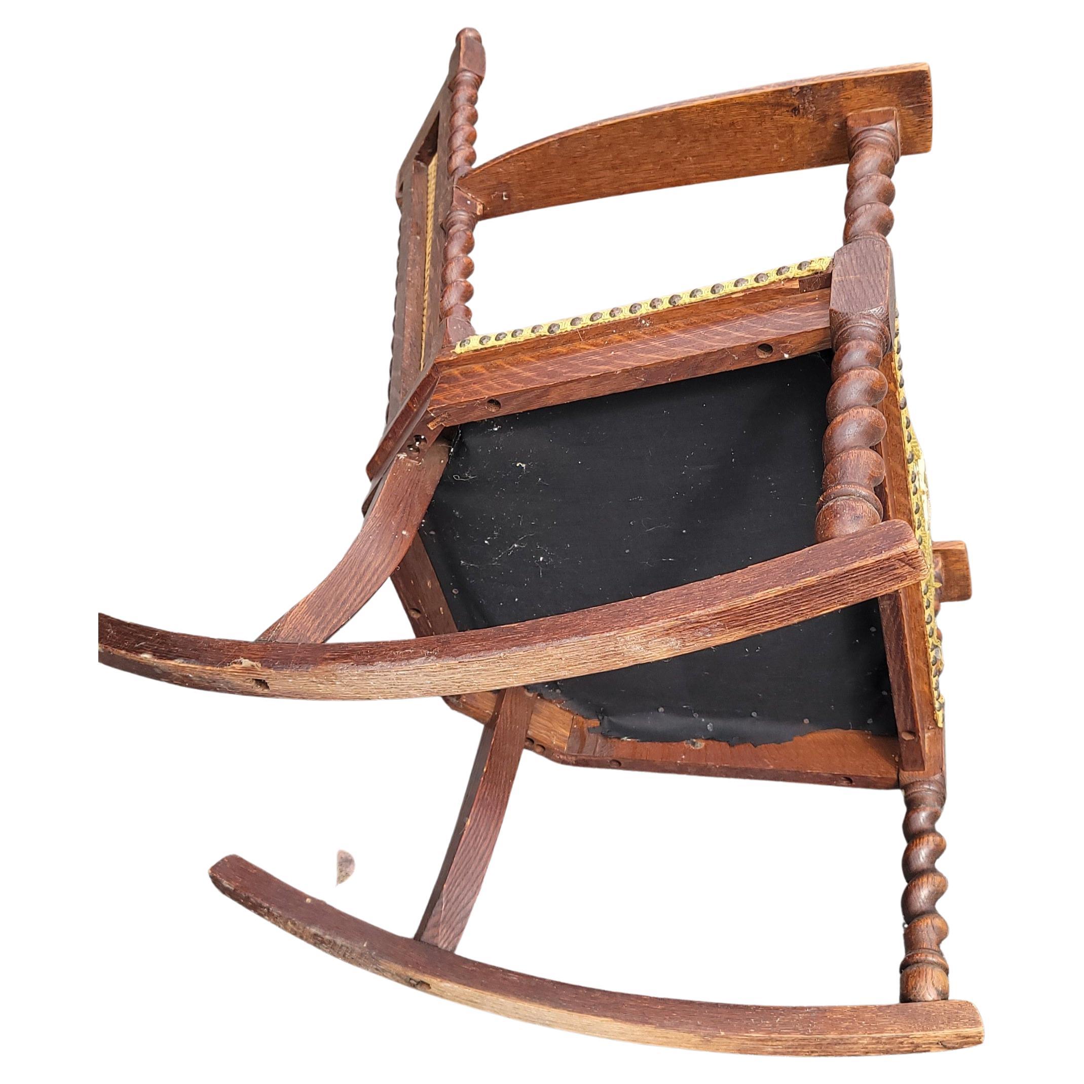 Tissu d'ameublement Ancienne chaise à bascule Mission en chêne à 3 panneaux et dossier canné Barley Twist, vers 1900