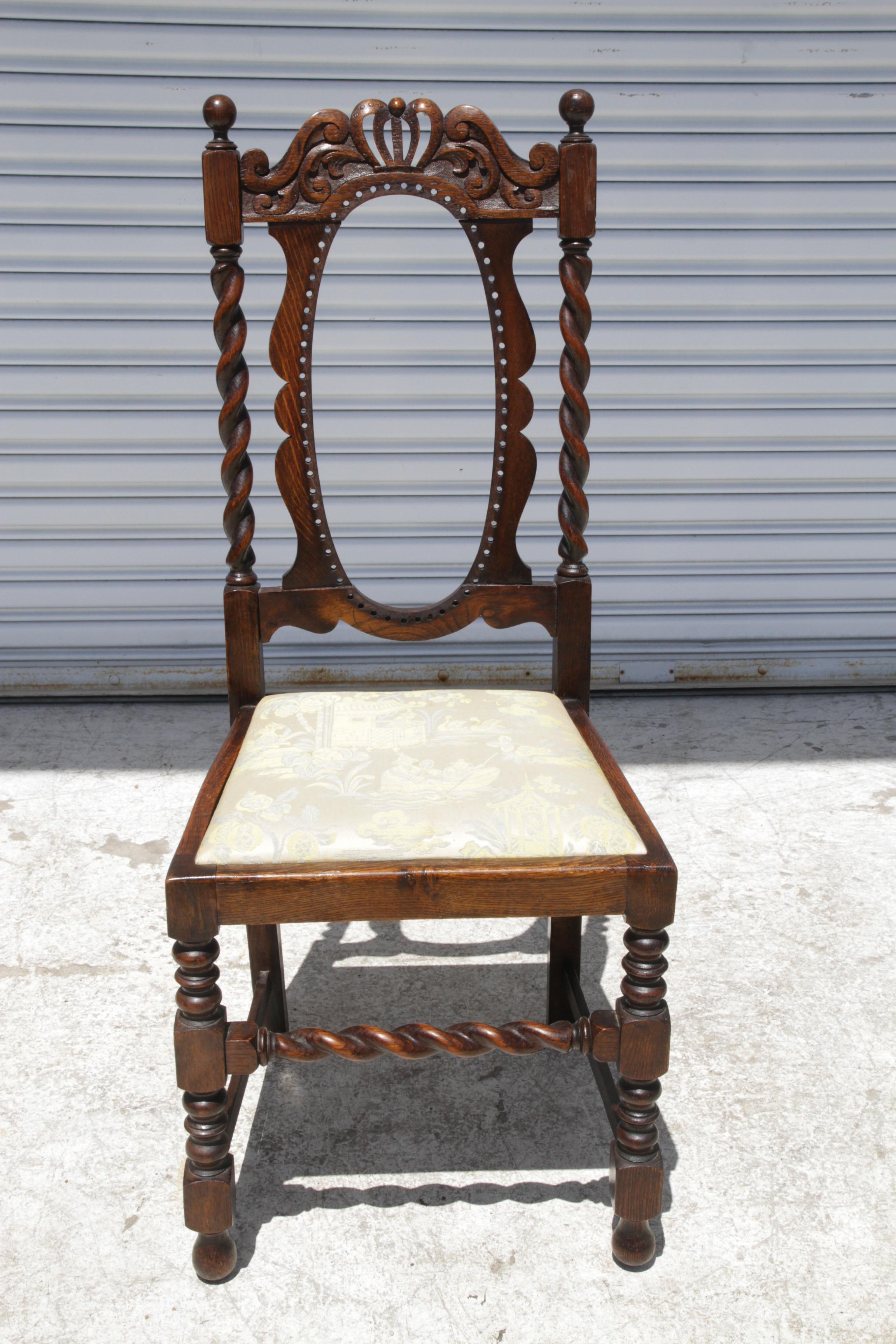 Der antike Barley Twist Side Chair zeichnet sich durch sein einzigartiges Design mit gedrehten Beinen aus, das häufig bei Stühlen und anderen Möbelstücken zu finden ist und jeden Wohnbereich um eine schöne Einrichtung bereichert. 
Abmessungen: