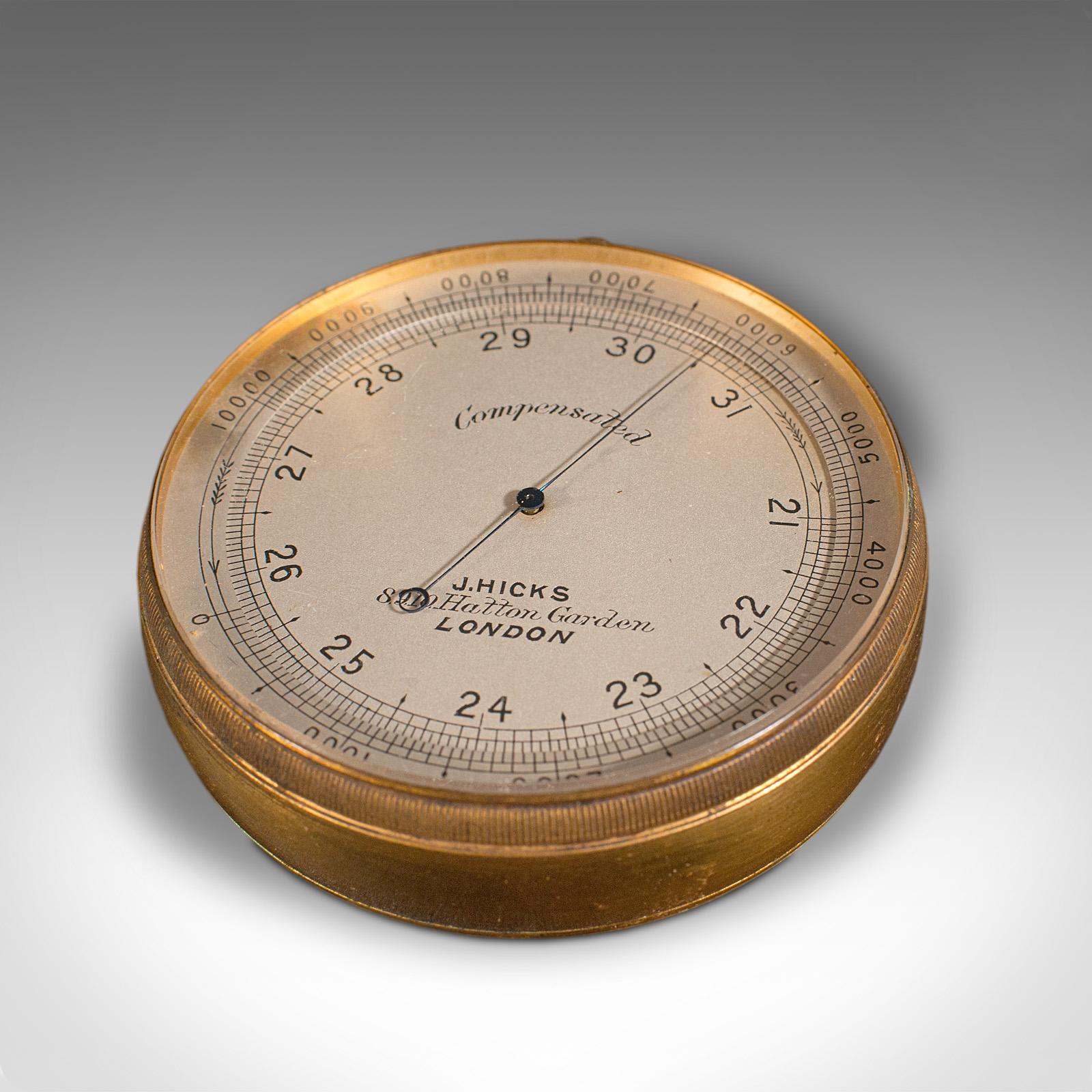 Dies ist ein antiker Taschenbarometer-Höhenmesser. Ein englisches Forschungsinstrument mit Eichengehäuse von Hicks of London aus der späten viktorianischen Zeit, um 1890.

Schönes Beispiel für antikes Wander- oder Bergsteigerinteresse
Zeigt eine