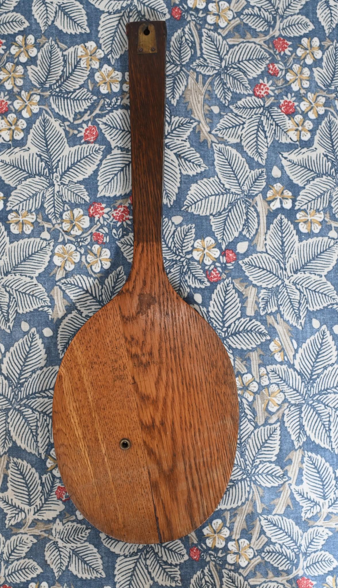 Estás viendo un extravagante y coleccionable barómetro aneroide antiguo con forma de raqueta de tenis
Originalmente estaba en la pared de un club de tenis de Richmond, al suroeste de Londres, donde fue rescatado de
Lo fechamos hacia 1930 y es una