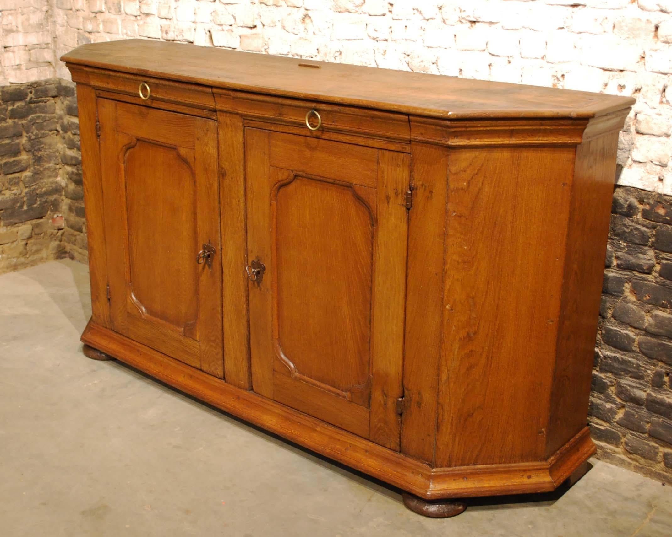 Antique Baroque 18th Century German Solid Oak Farmhouse Display Cabinet In Good Condition For Sale In Casteren, NL