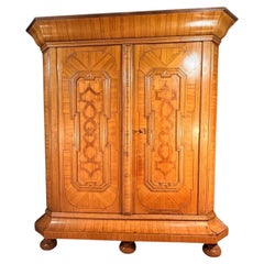Antiker Barock-Kleiderschrank, Nussbaum, Süddeutschland, um 1750