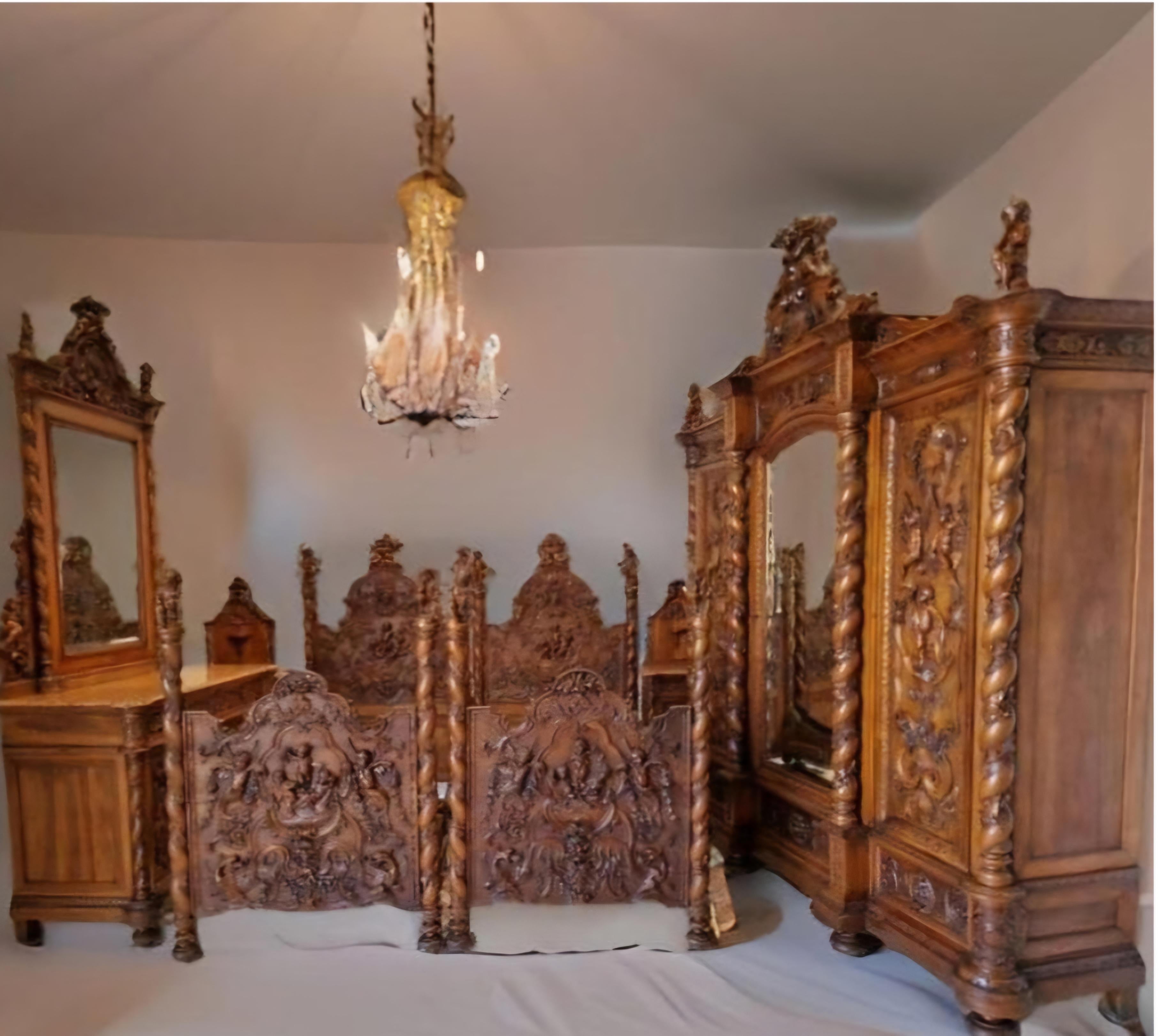 Italian 19th Century Renaissance Bedroom Set with King Size Bed For Sale