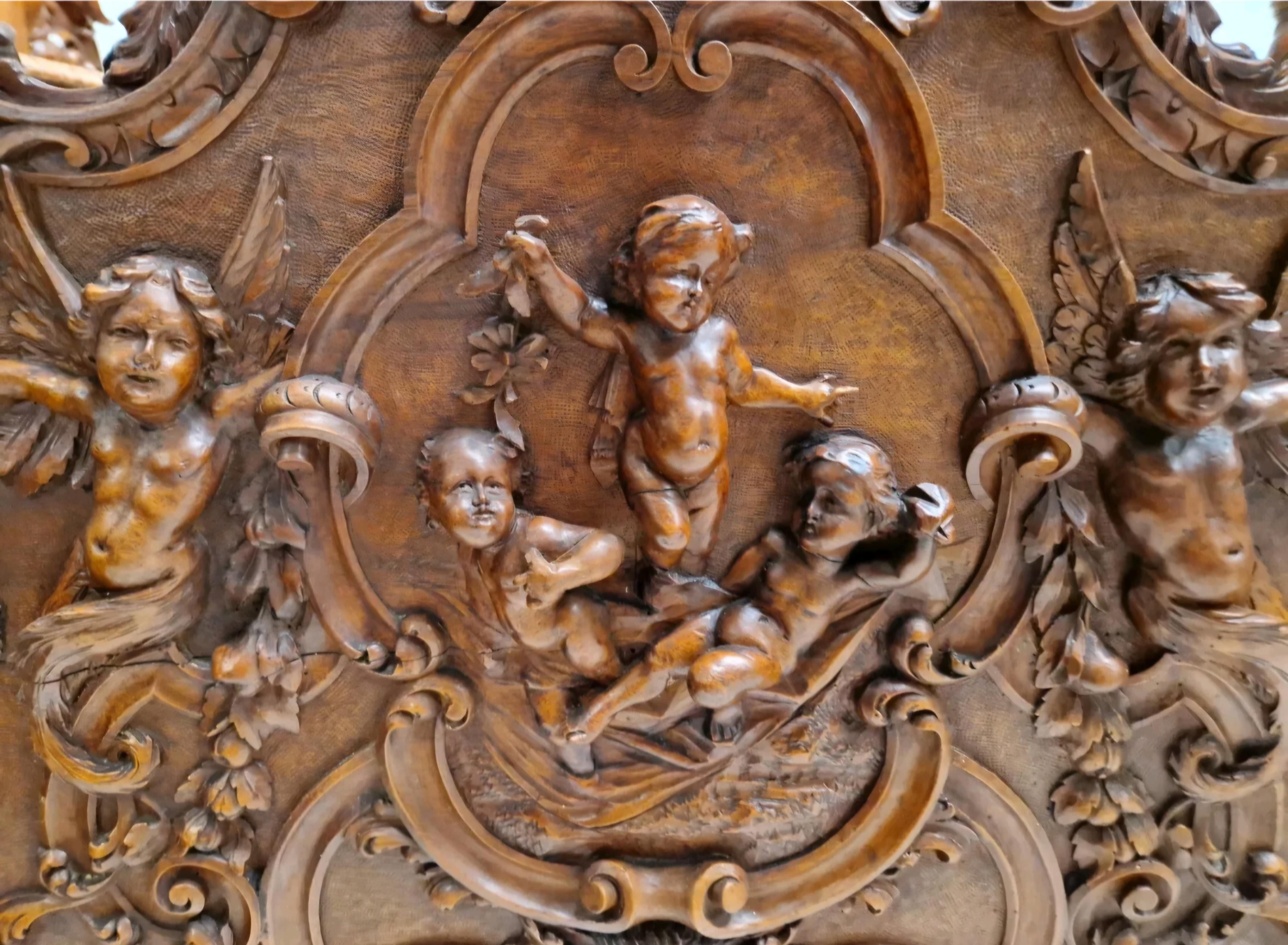 Hand-Carved 19th Century Renaissance Bedroom Set with King Size Bed For Sale