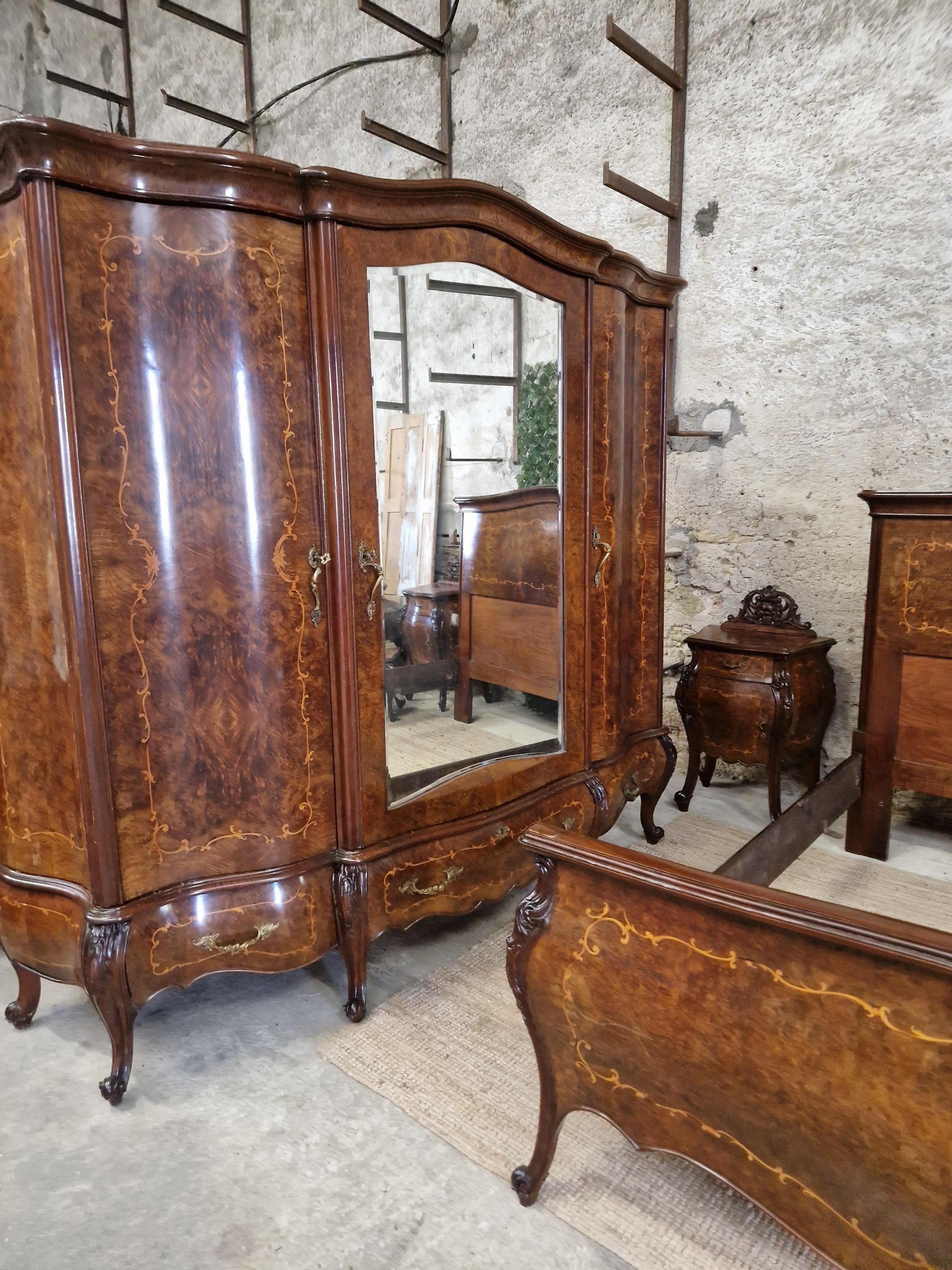 Antique Italian Bedroom Set In Good Condition In Buxton, GB