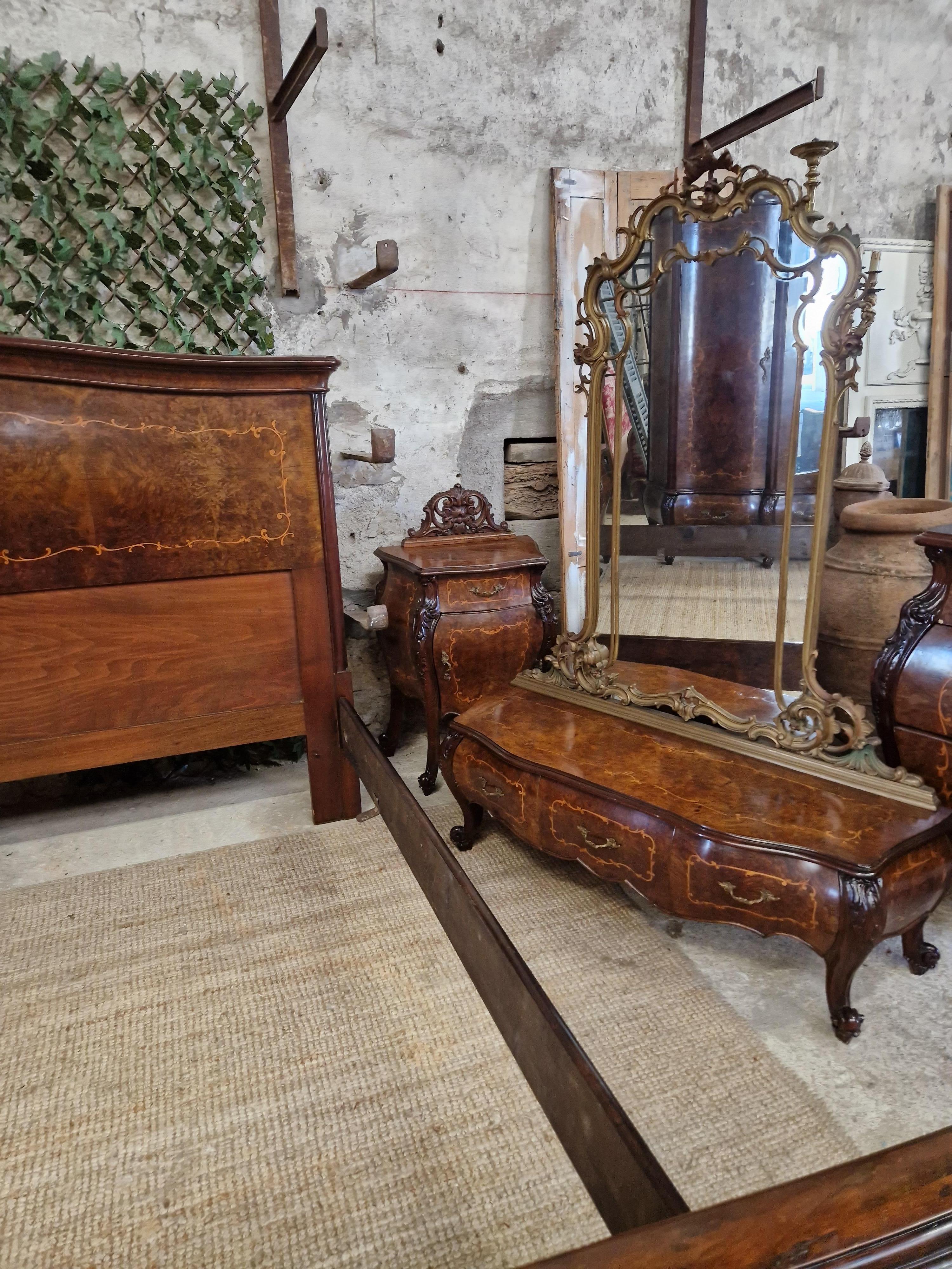 Antique Baroque Bedroom Set Italian Bombe Style  For Sale 6