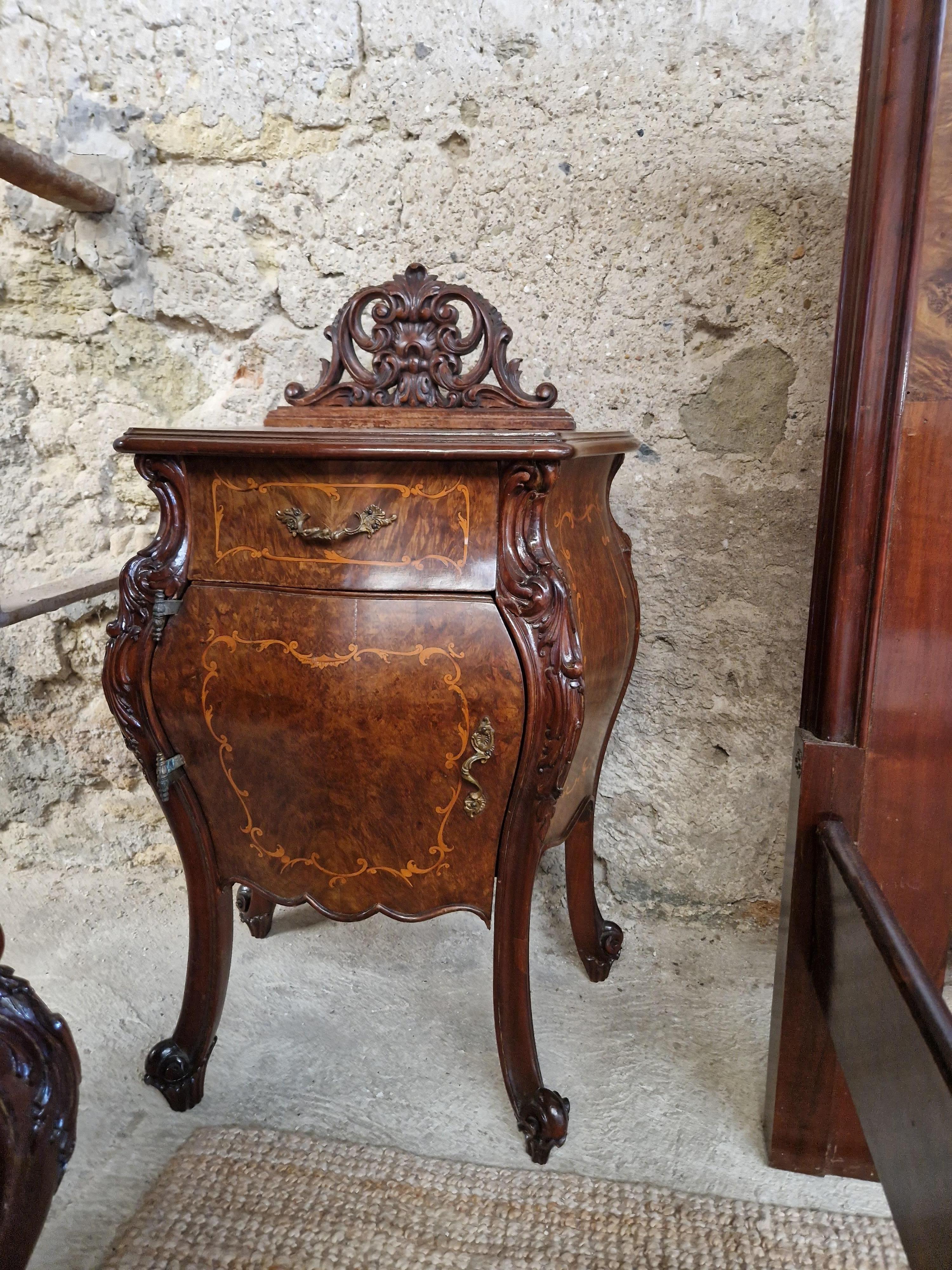 Antique Baroque Bedroom Set Italian Bombe  For Sale 10