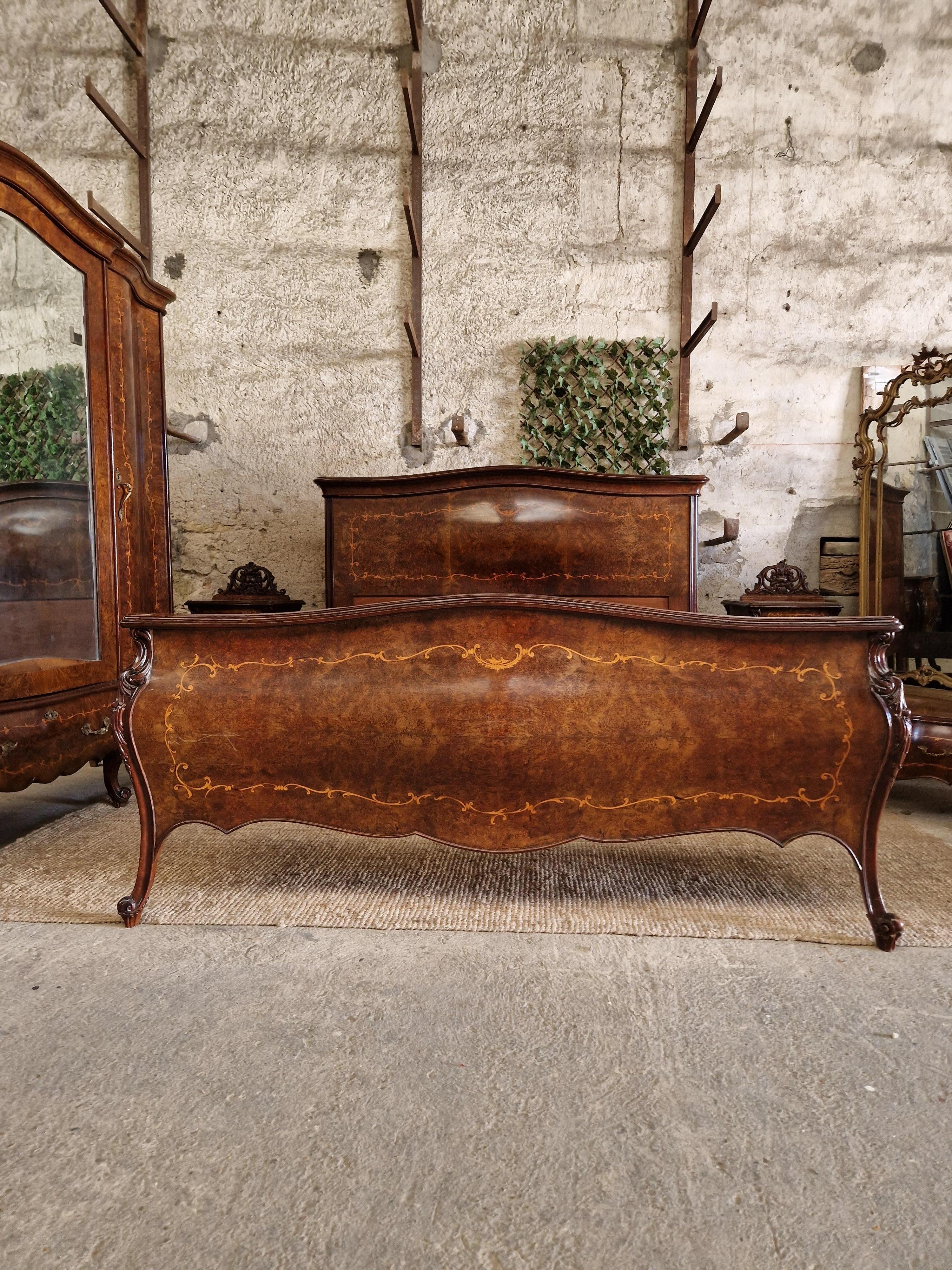Antique Baroque Bedroom Set Italian Bombe  For Sale 11