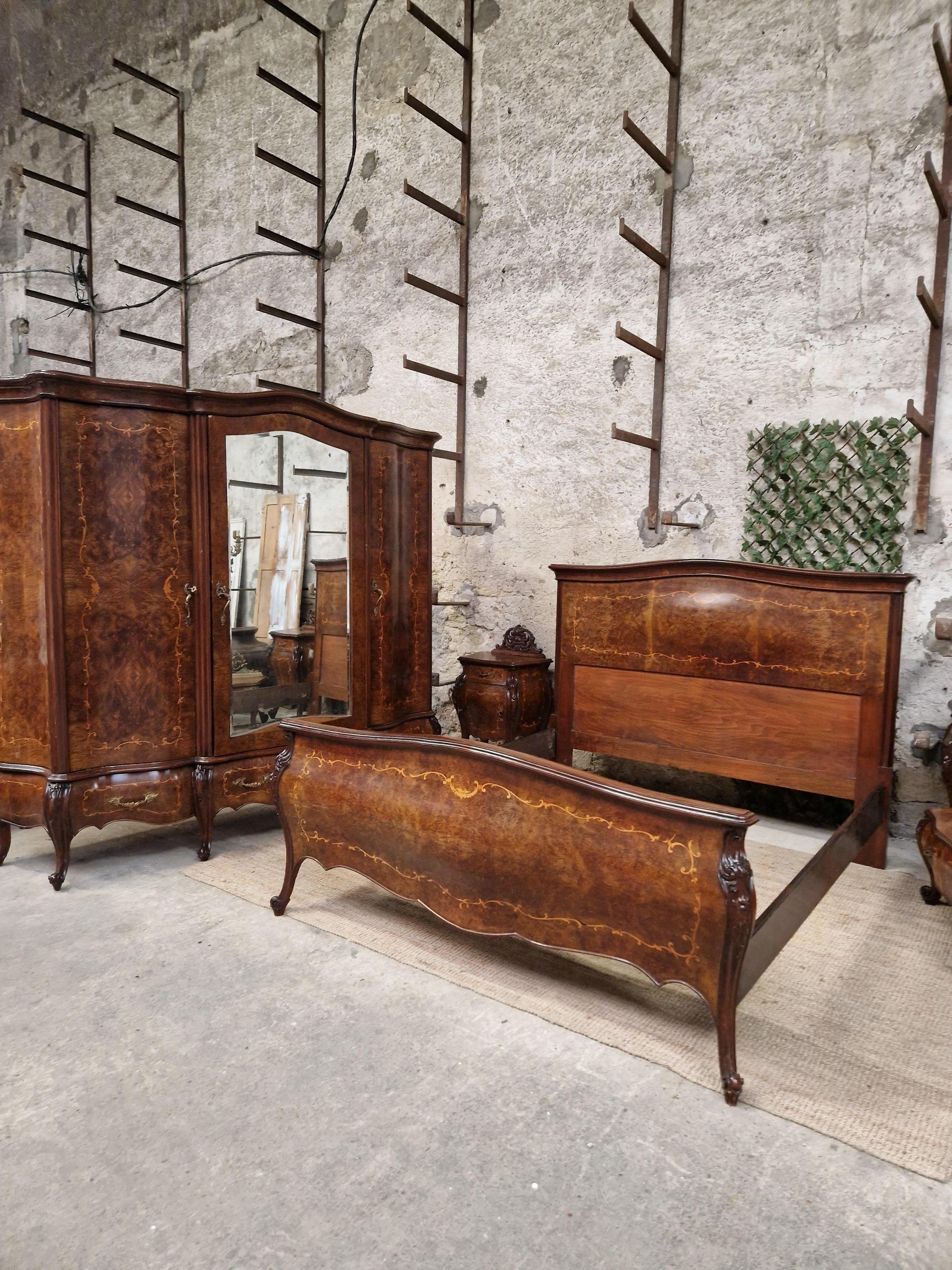 Antikes Barock-Schlafzimmer-Set im italienischen Bombe-Stil  (Furnier) im Angebot