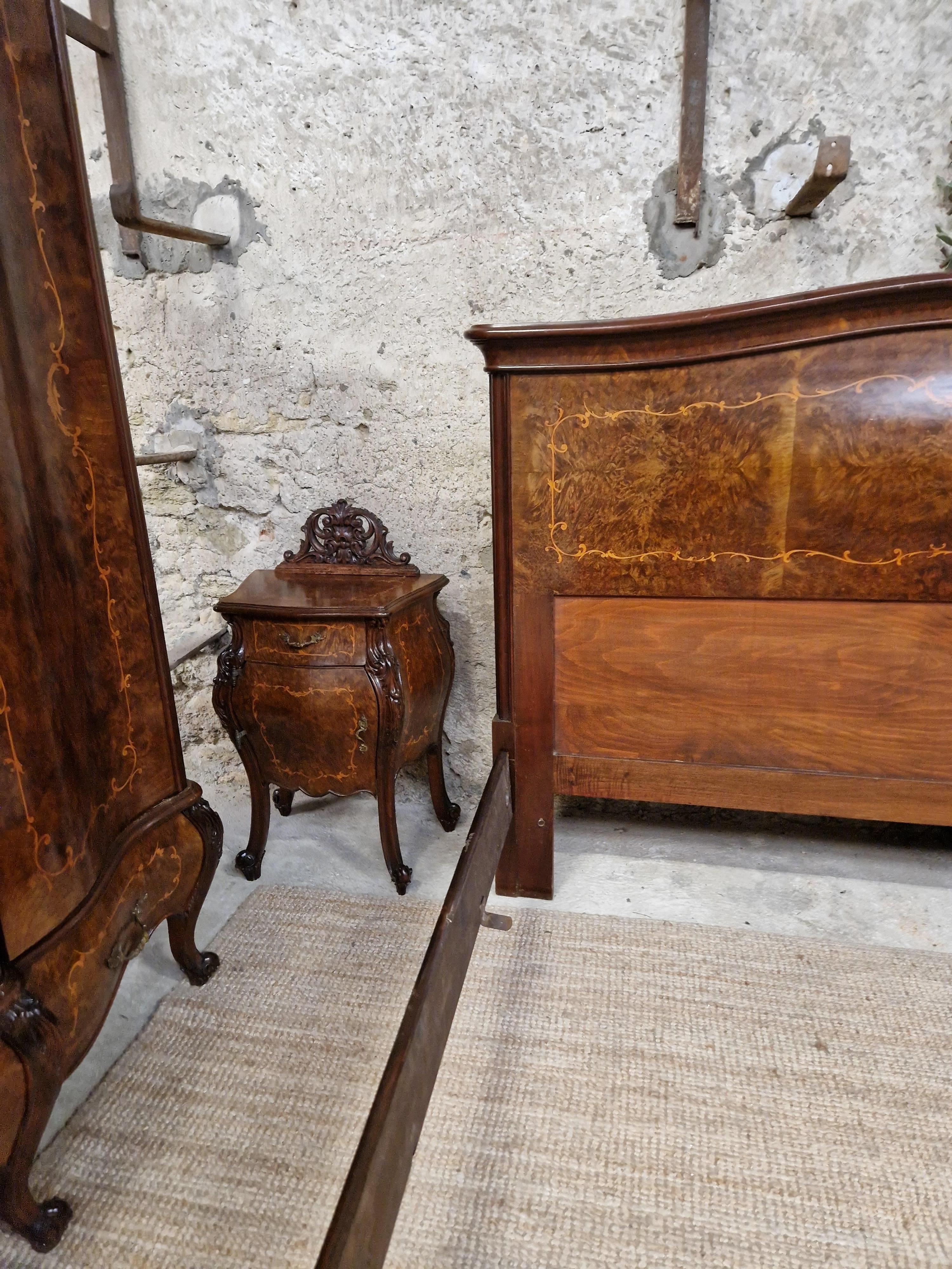 Antique Baroque Bedroom Set Italian Bombe  For Sale 2