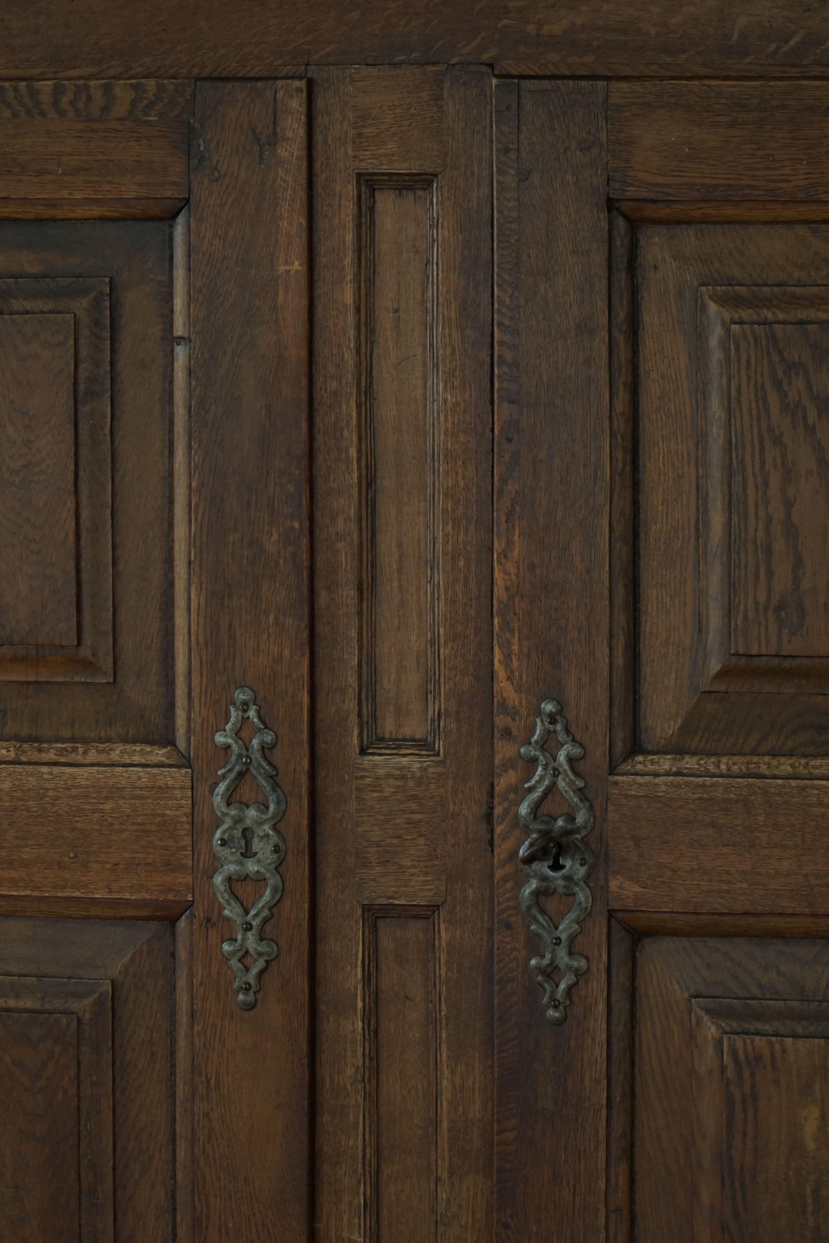 Ancienne armoire baroque en Oak massif, ébénisterie danoise, années 1700 en vente 3