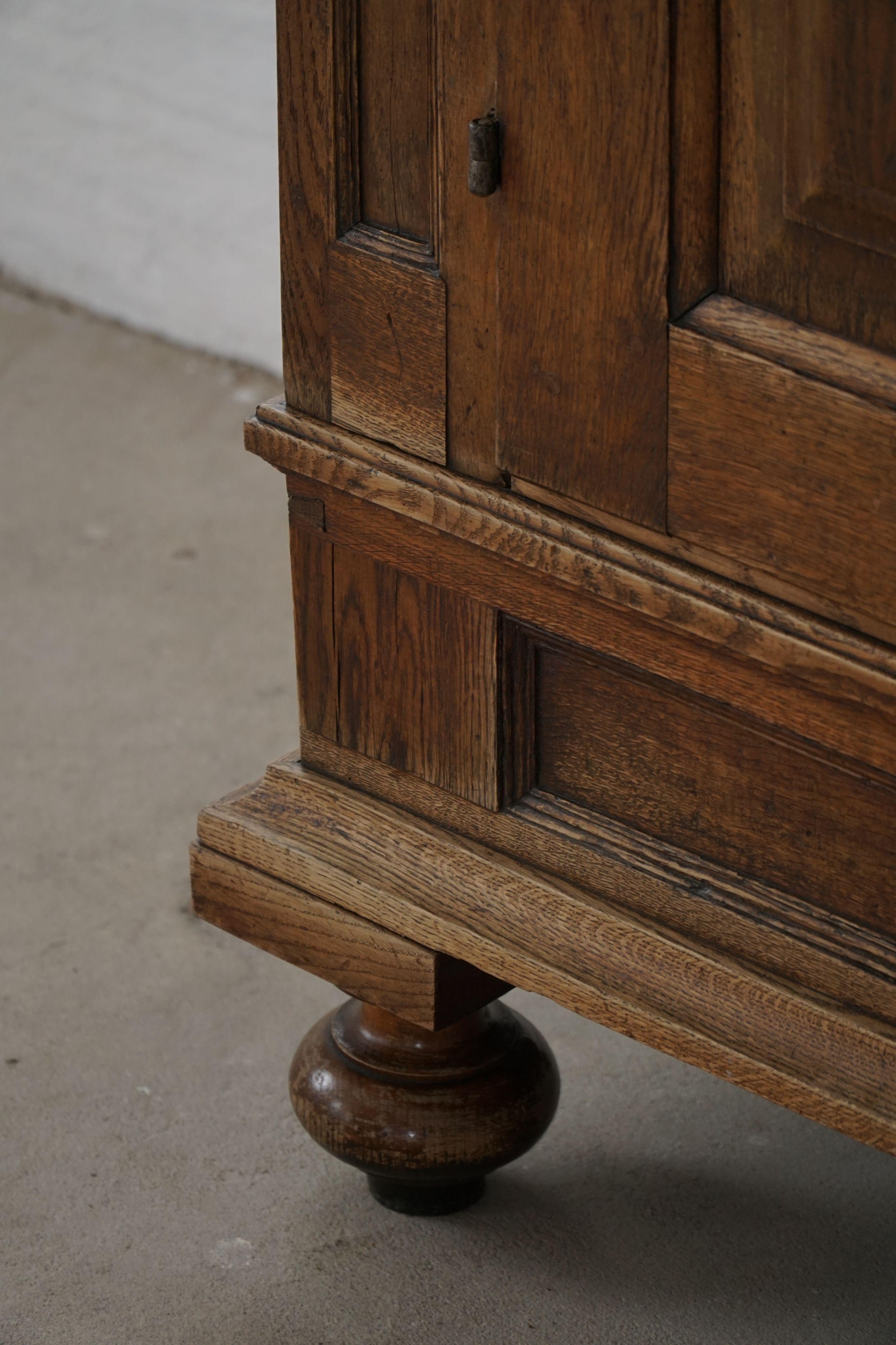 Ancienne armoire baroque en Oak massif, ébénisterie danoise, années 1700 en vente 4