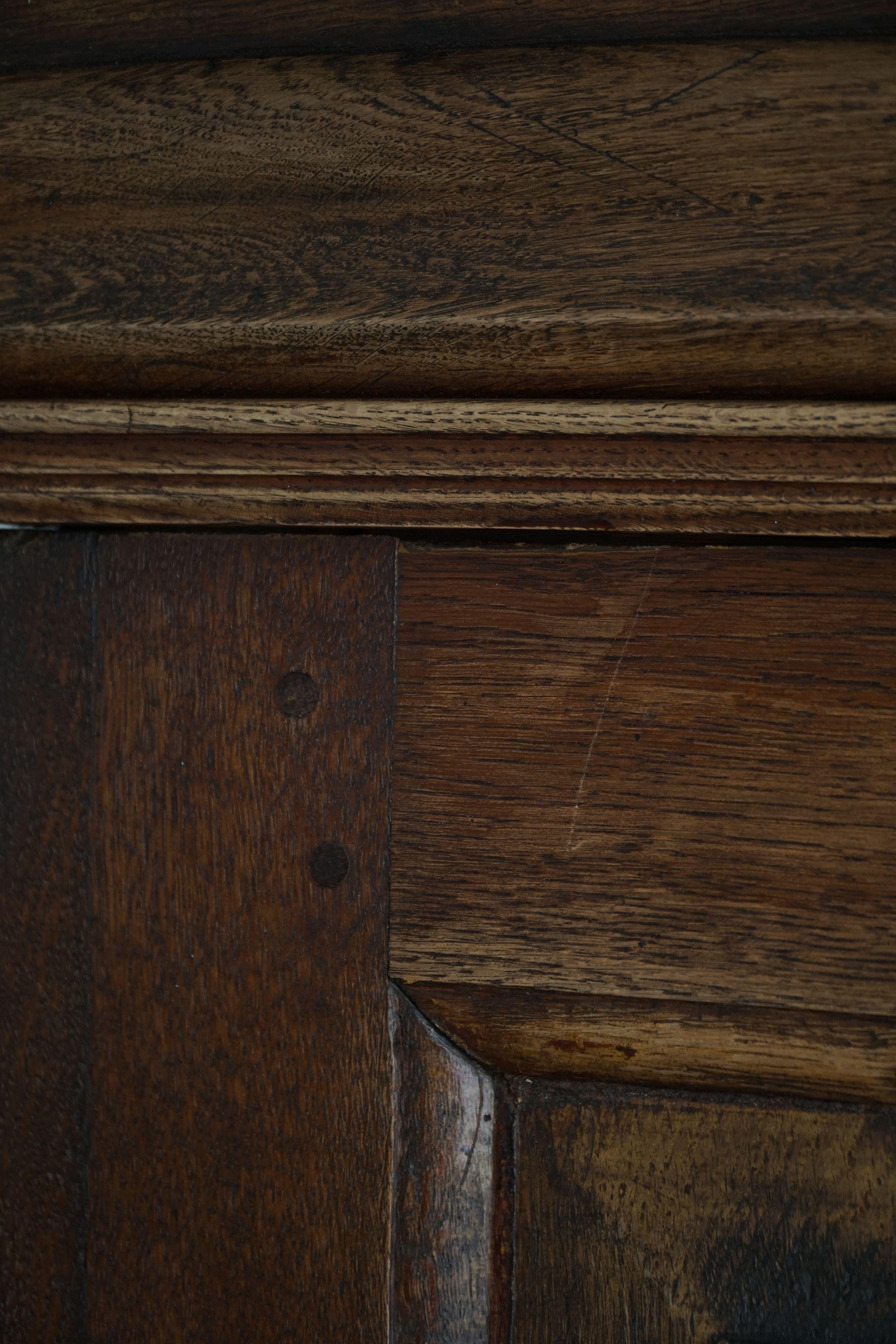 Ancienne armoire baroque en Oak massif, ébénisterie danoise, années 1700 en vente 5