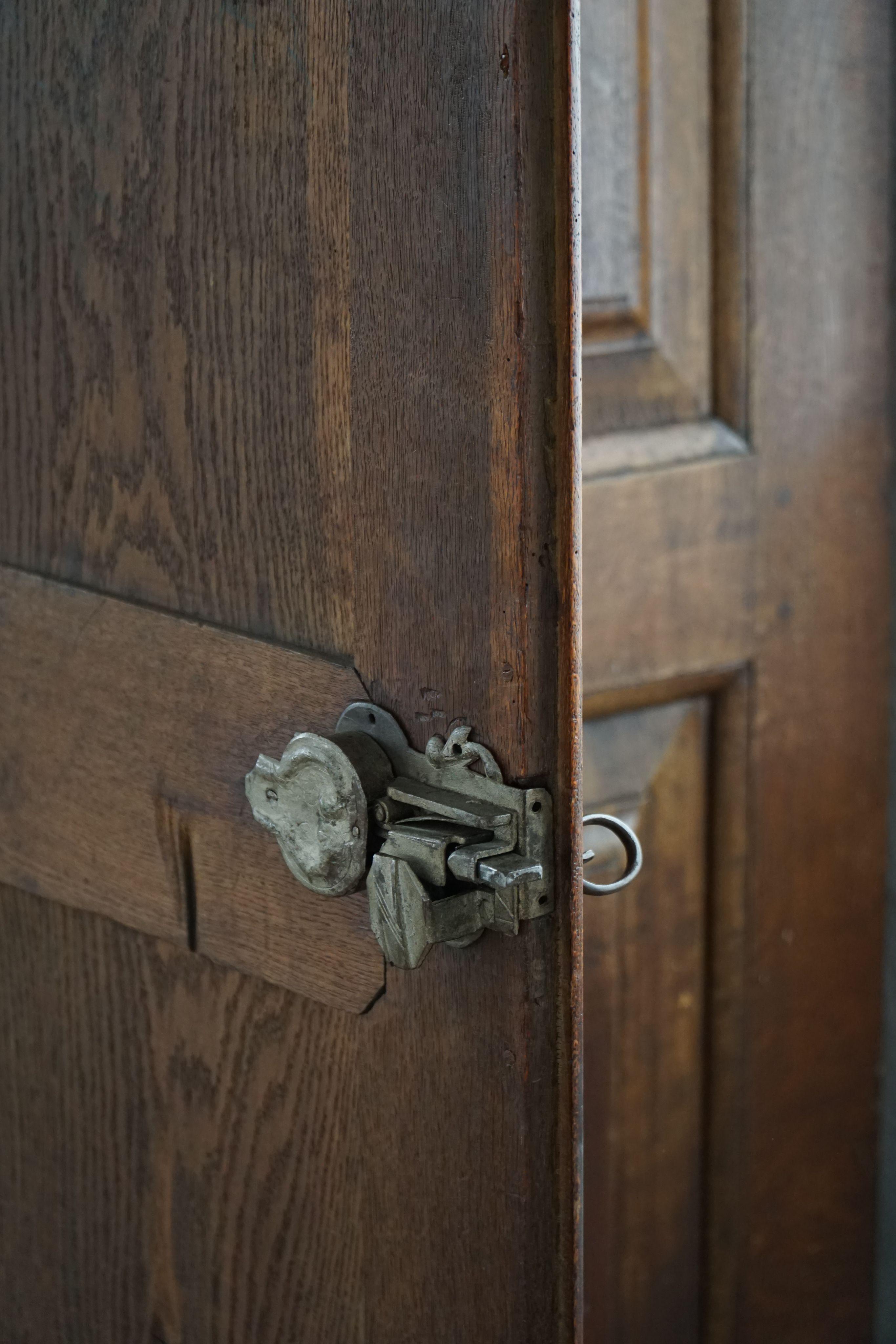 Ancienne armoire baroque en Oak massif, ébénisterie danoise, années 1700 en vente 6