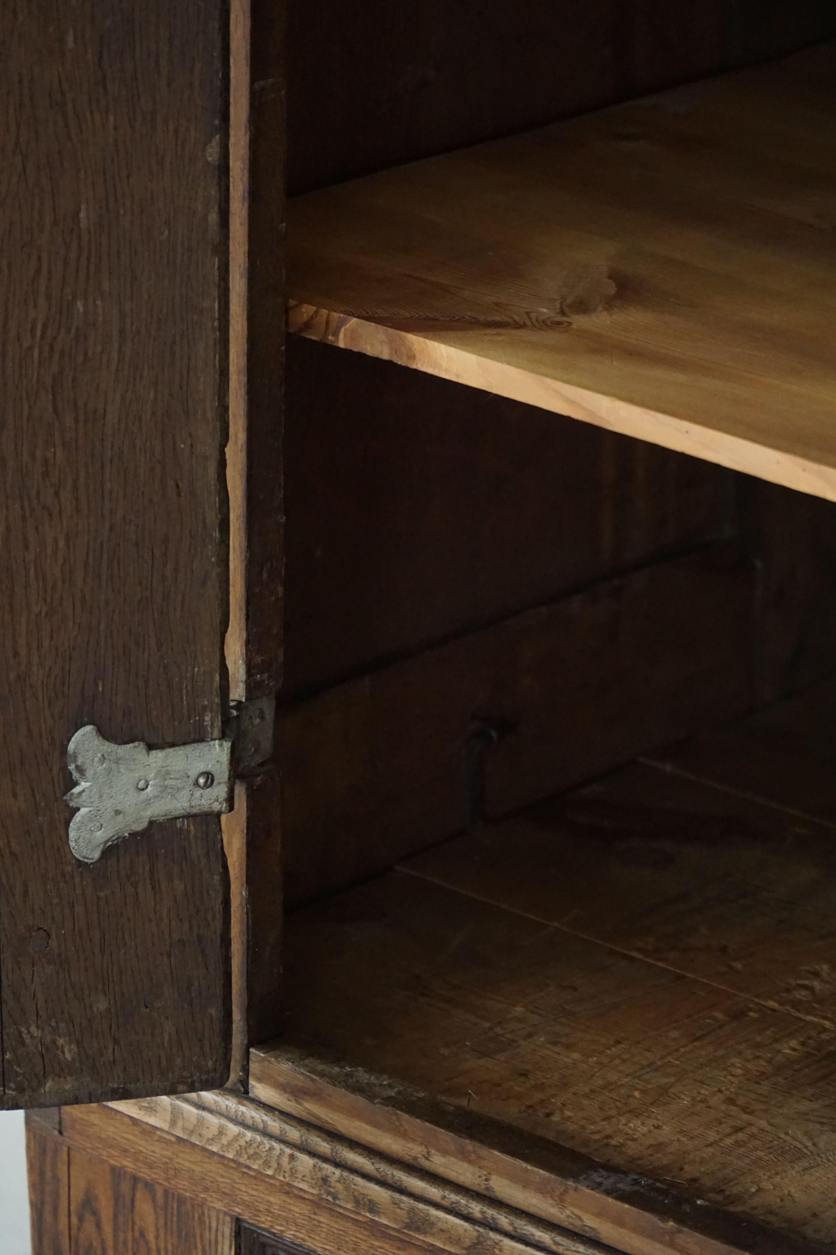 Ancienne armoire baroque en Oak massif, ébénisterie danoise, années 1700 en vente 9