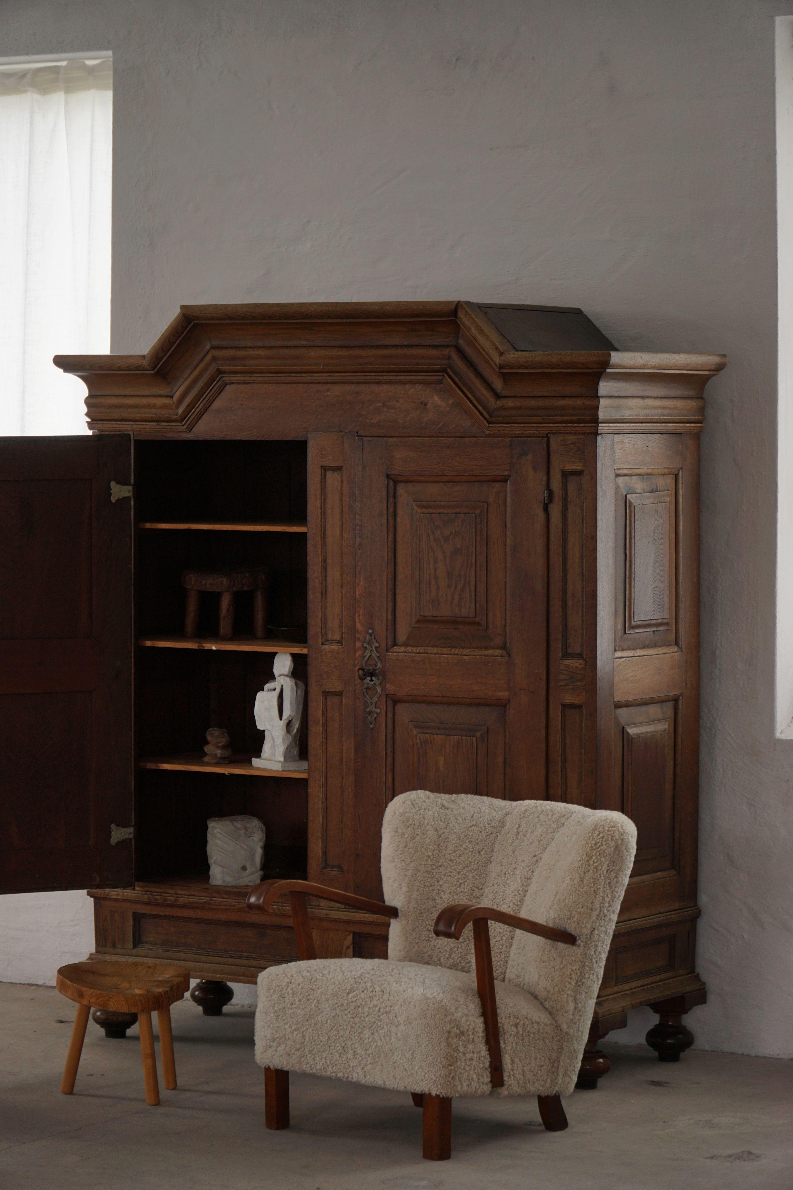 Ancienne armoire baroque en Oak massif, ébénisterie danoise, années 1700 en vente 10