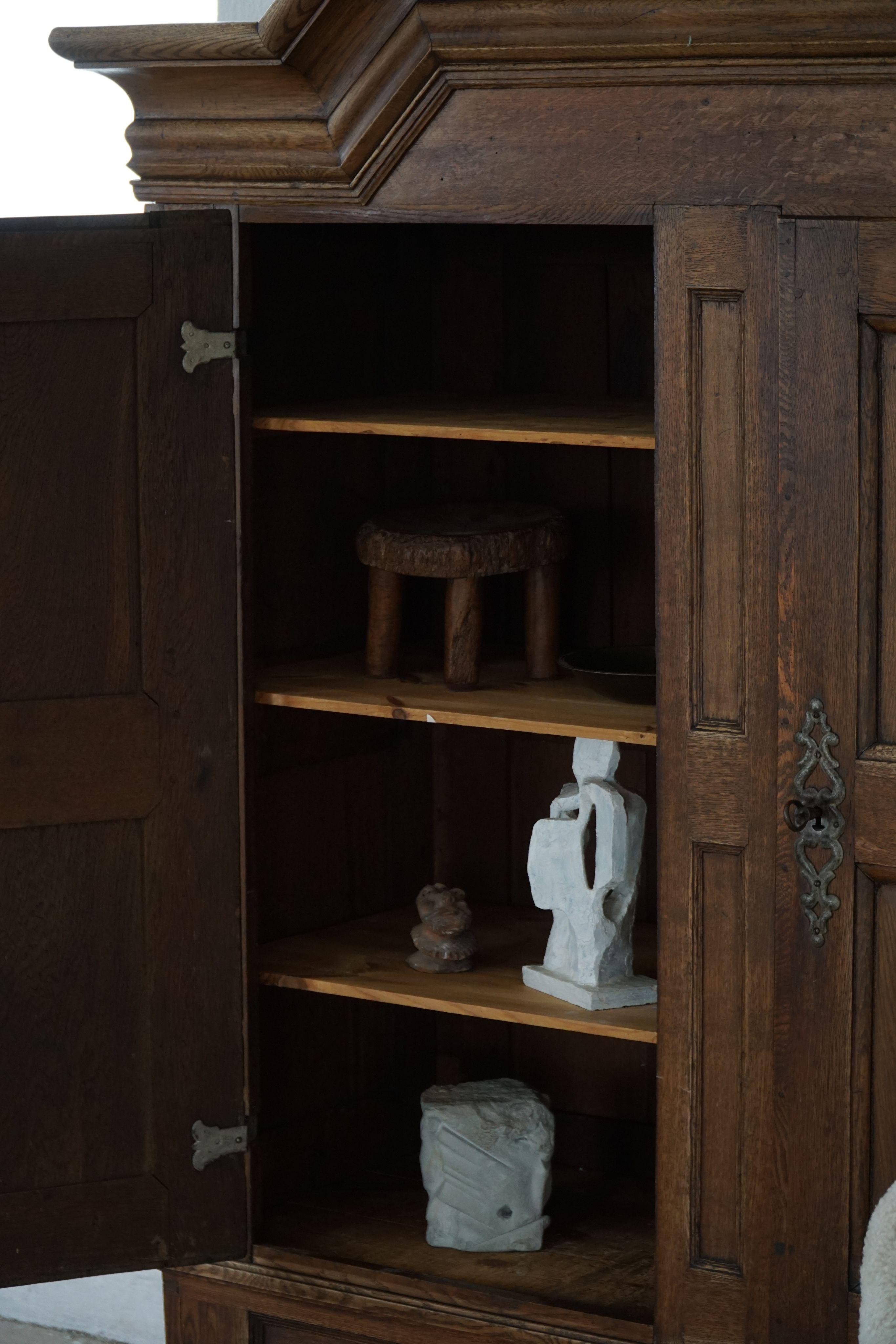 Ancienne armoire baroque en Oak massif, ébénisterie danoise, années 1700 en vente 11