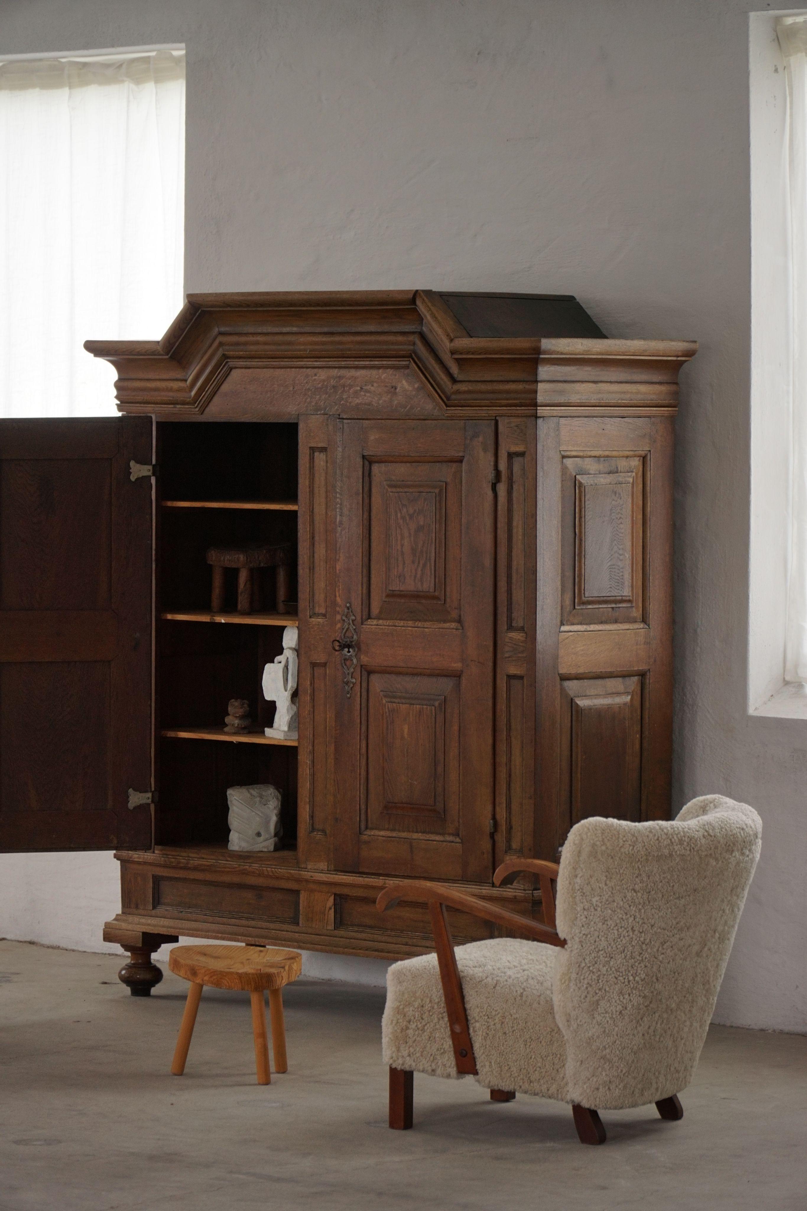 Ancienne armoire baroque en Oak massif, ébénisterie danoise, années 1700 en vente 12