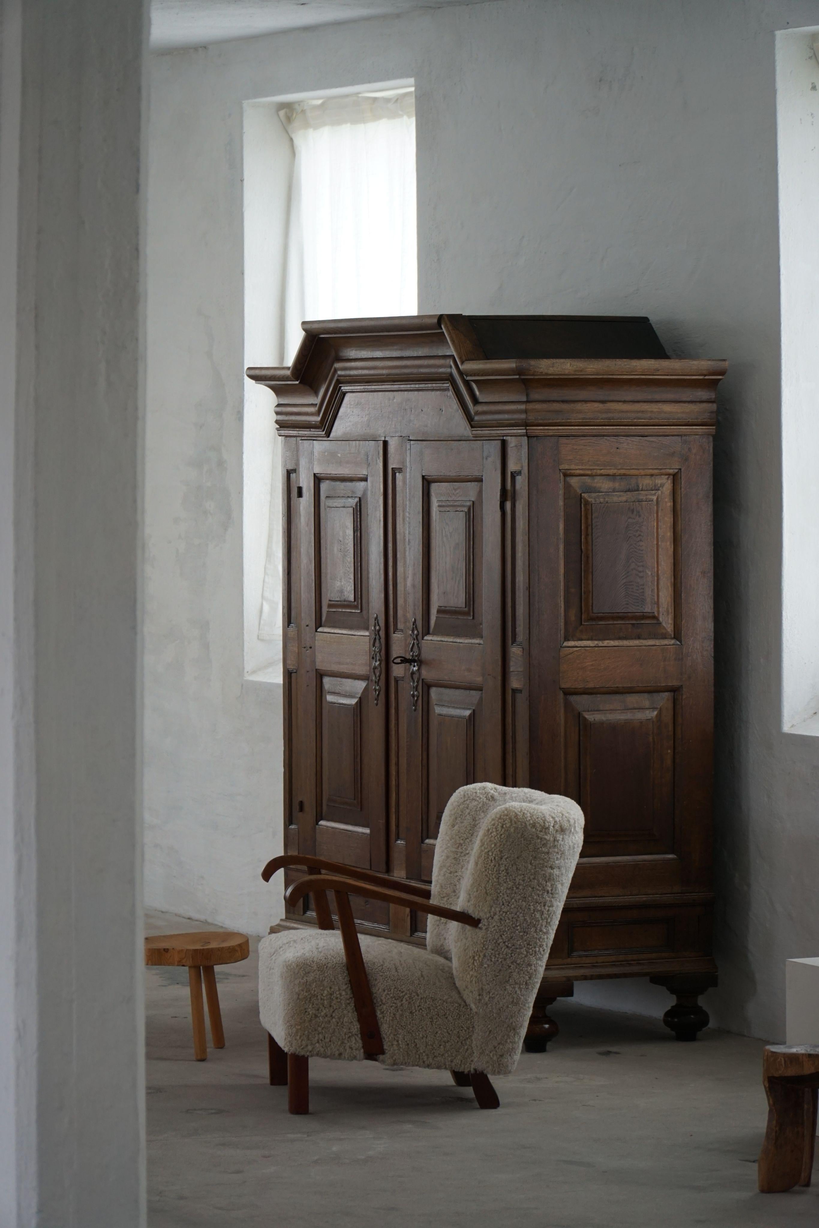 Danois Ancienne armoire baroque en Oak massif, ébénisterie danoise, années 1700 en vente
