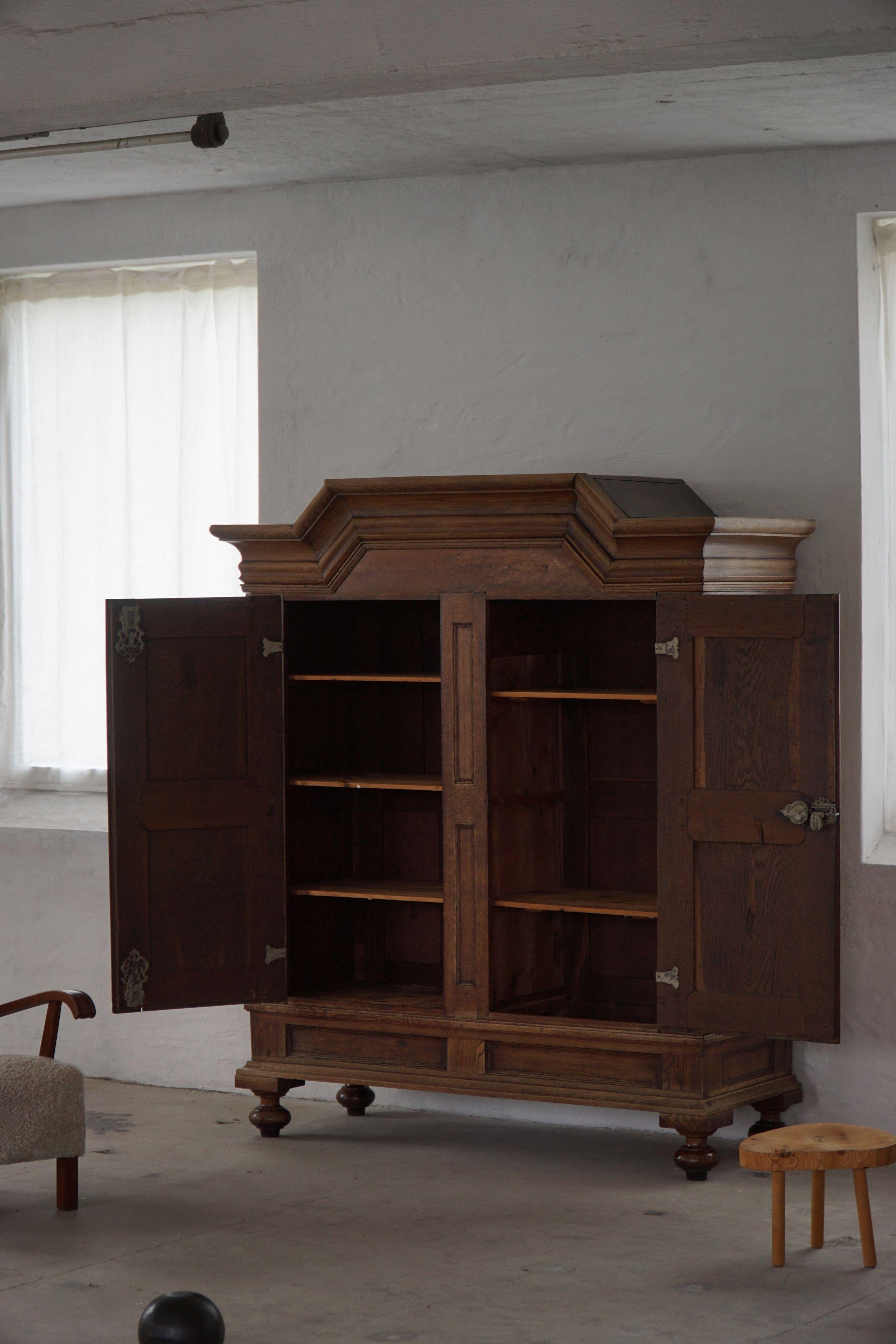 Ancienne armoire baroque en Oak massif, ébénisterie danoise, années 1700 Bon état - En vente à Odense, DK