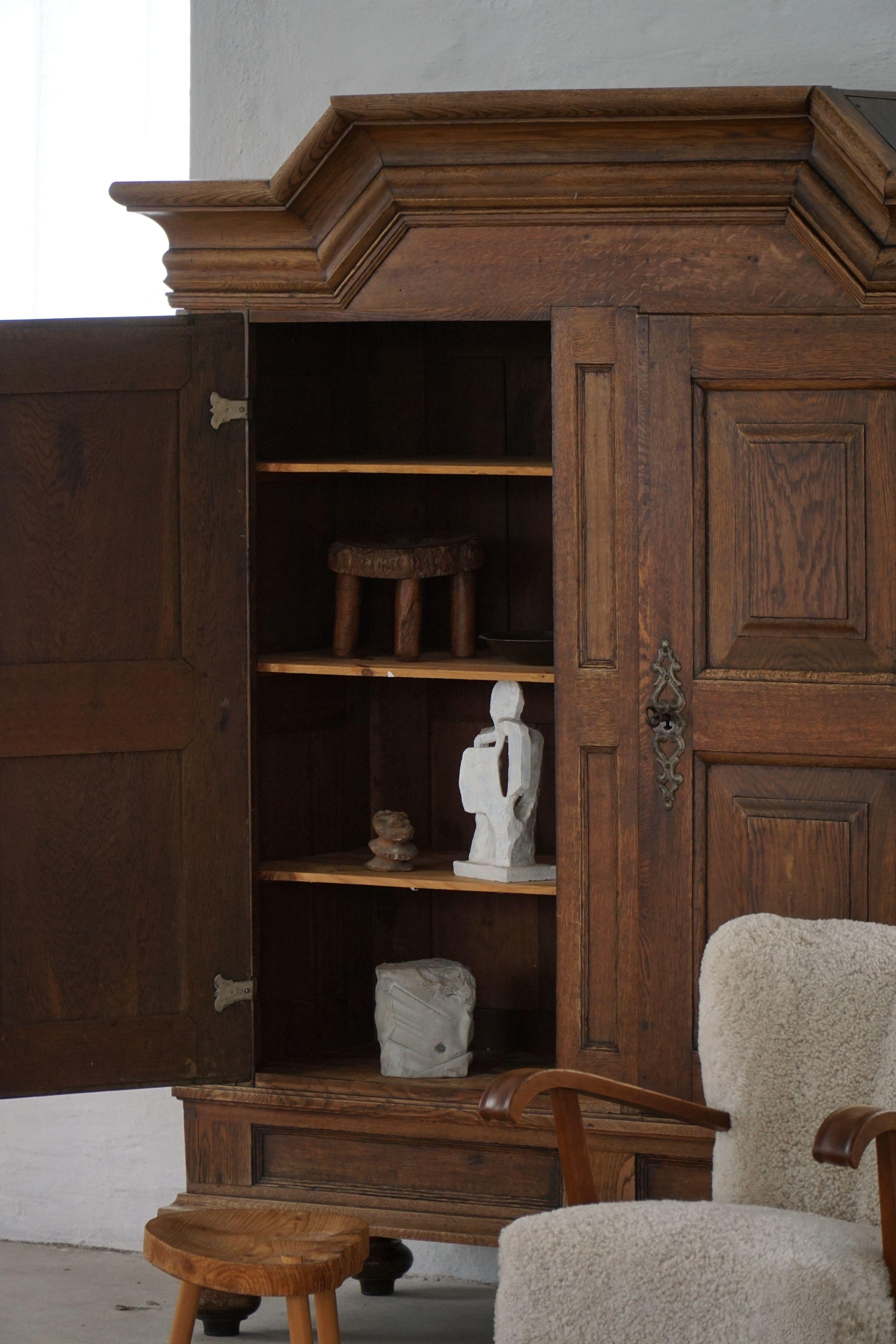 XVIIIe siècle et antérieur Ancienne armoire baroque en Oak massif, ébénisterie danoise, années 1700 en vente