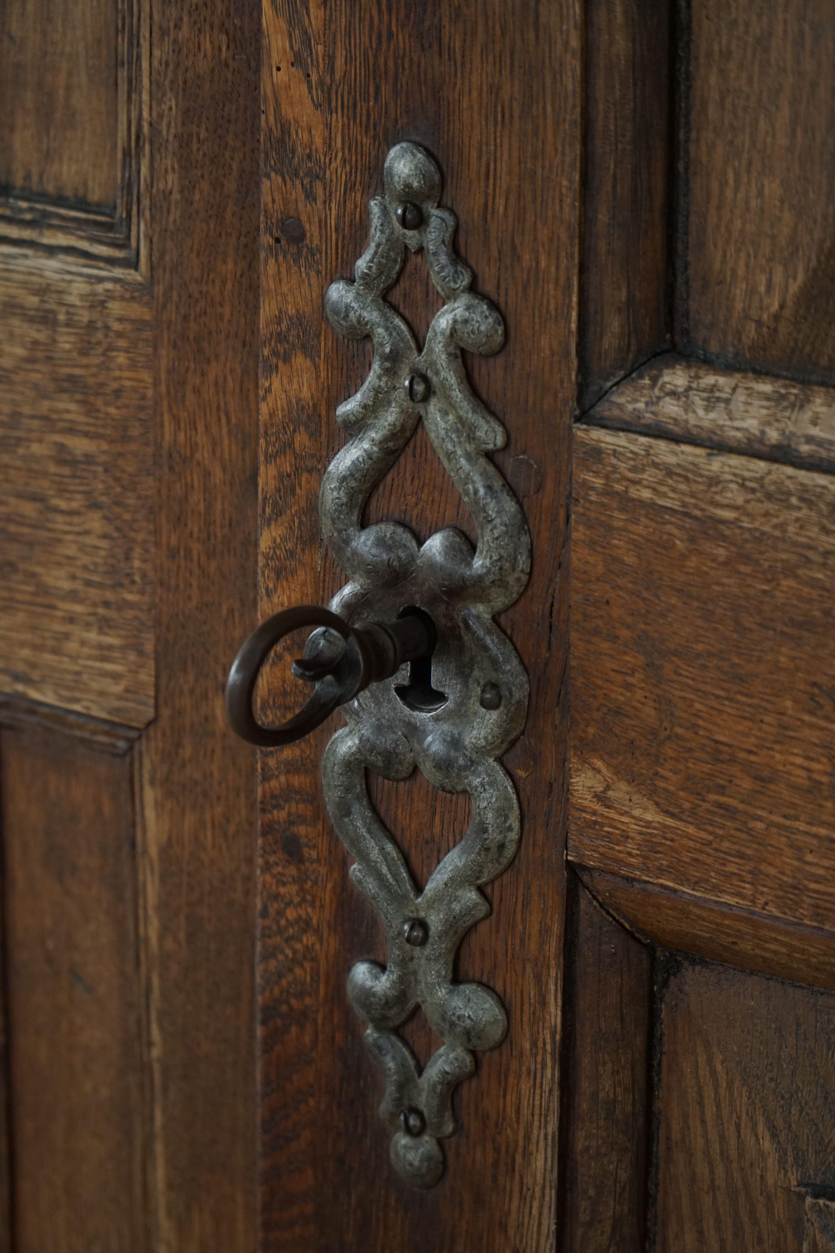 Fer Ancienne armoire baroque en Oak massif, ébénisterie danoise, années 1700 en vente
