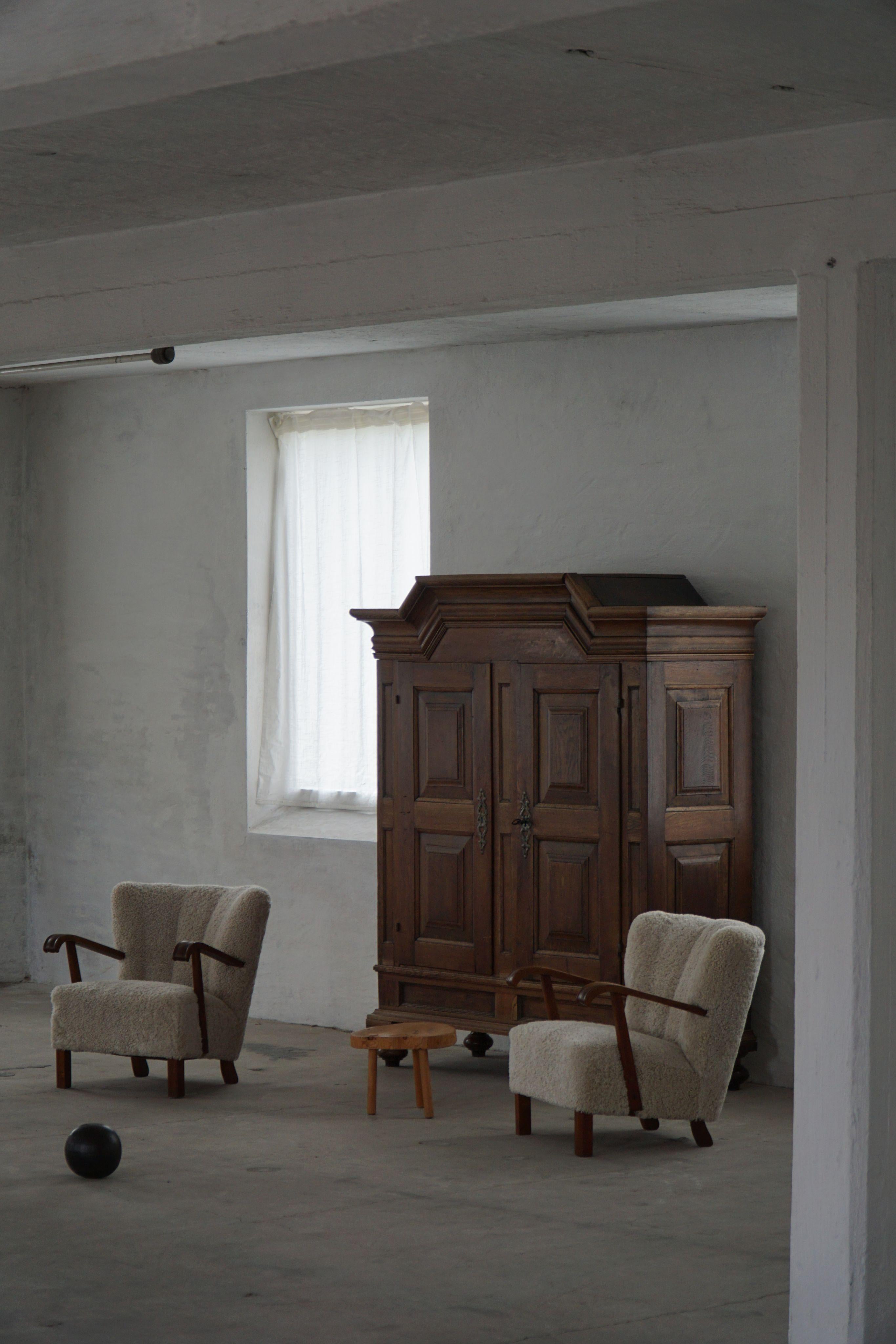 Ancienne armoire baroque en Oak massif, ébénisterie danoise, années 1700 en vente 1