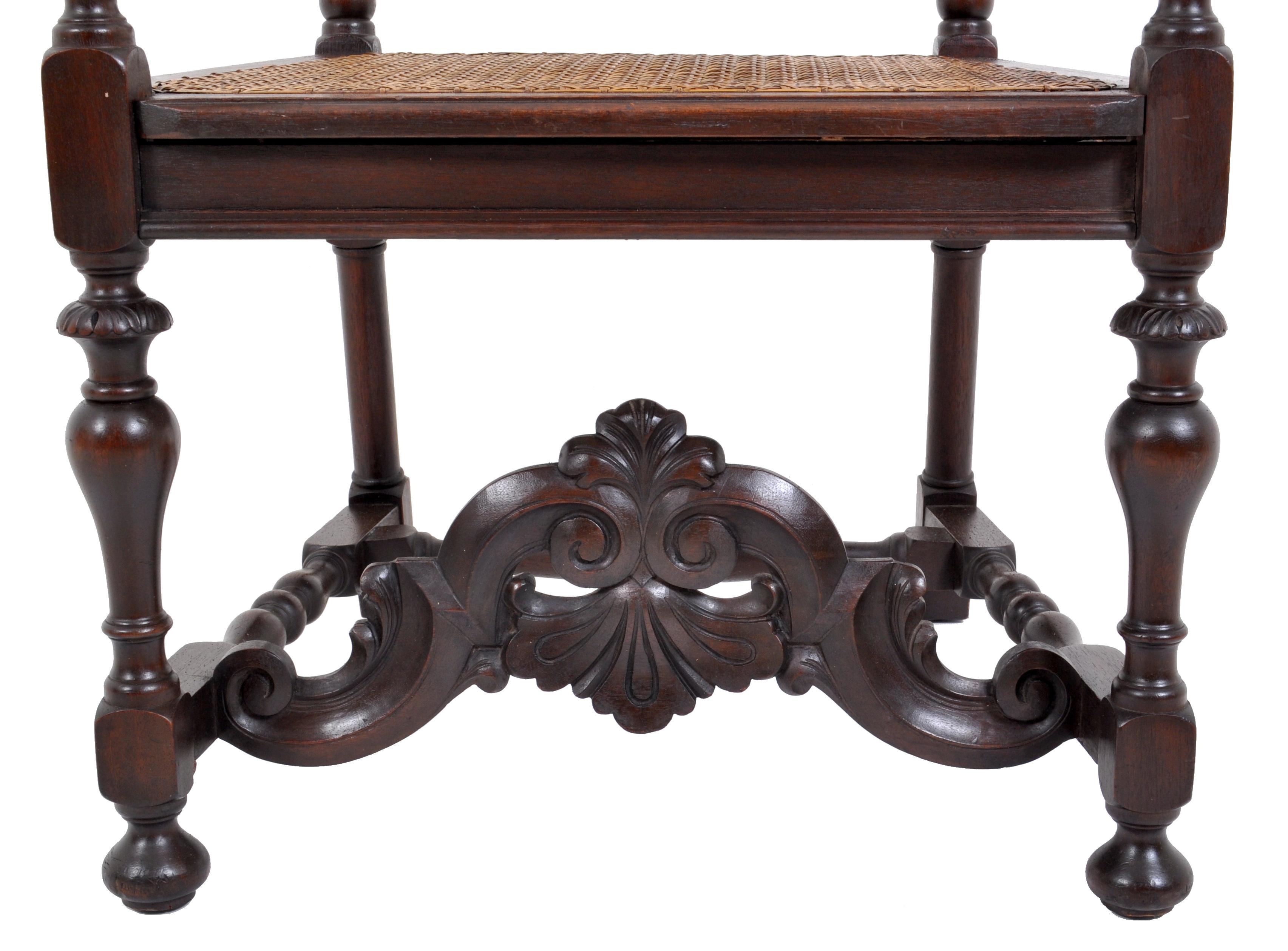 Antiker englischer Barock-Thronsessel aus geschnitztem Nussbaumholz, 19. Jahrhundert, um 1880 im Angebot 3