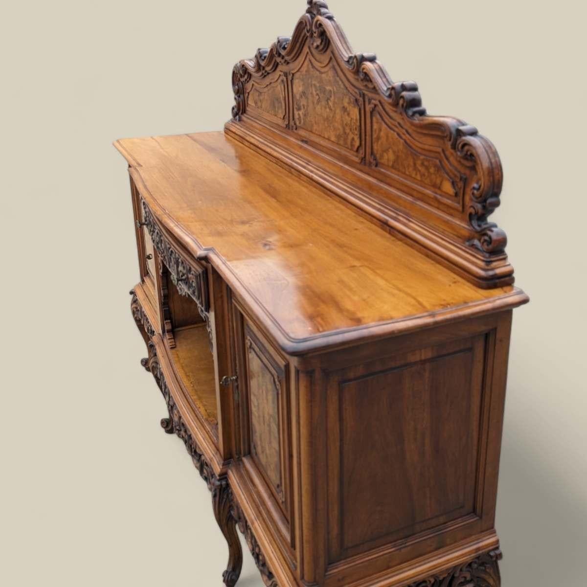 Baroque Antique armoire baroque en bois sculpté en vente