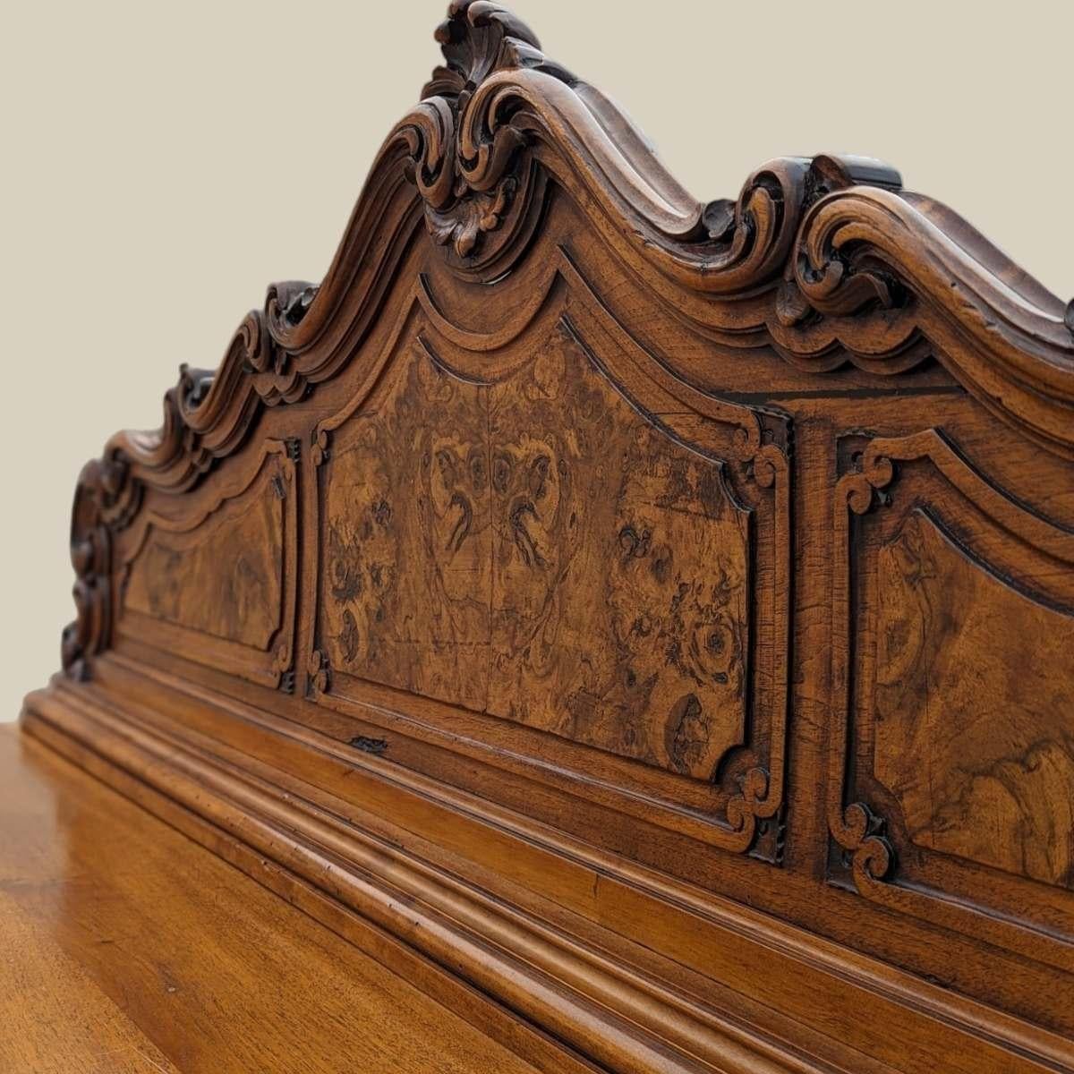 Européen Antique armoire baroque en bois sculpté en vente