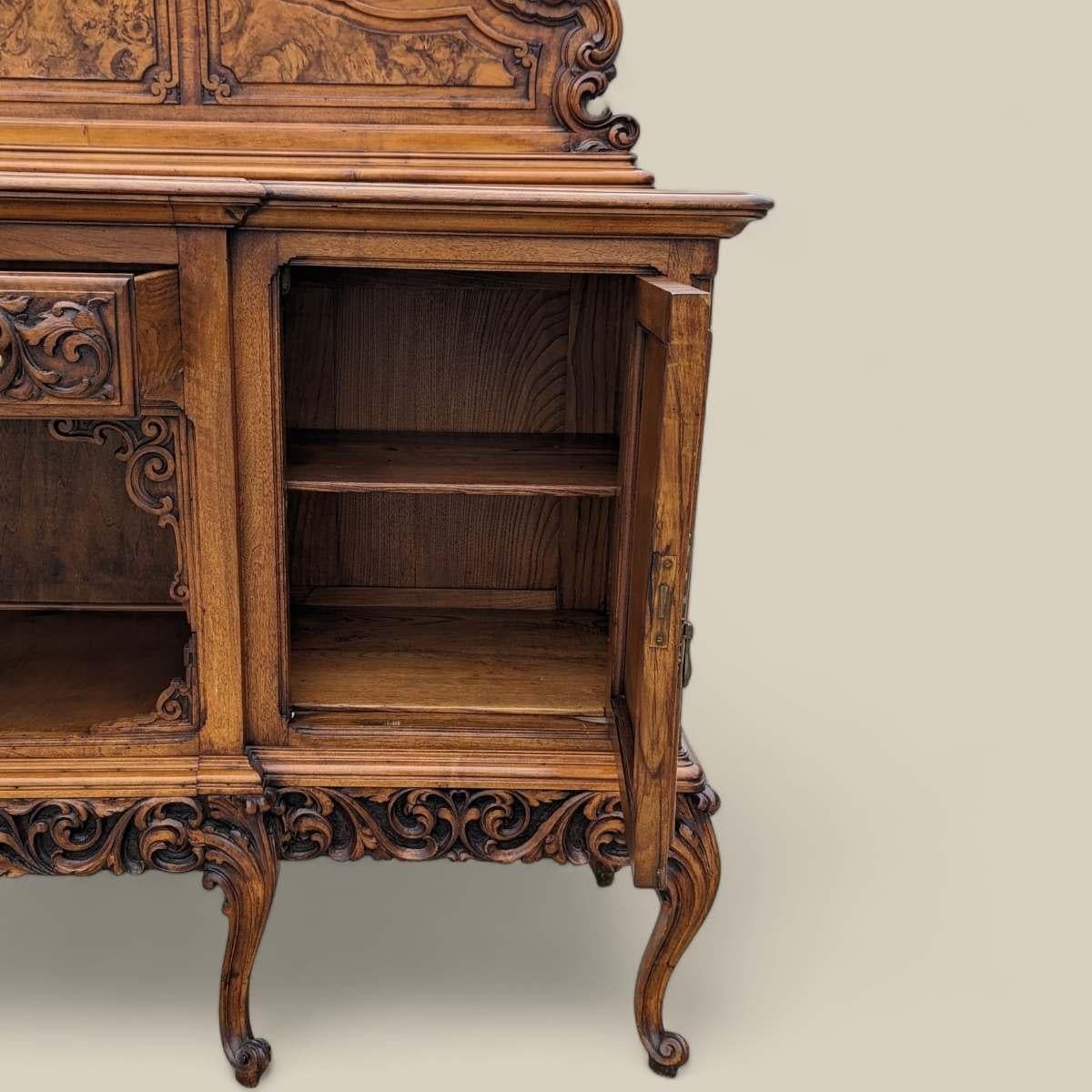 Sculpté Antique armoire baroque en bois sculpté en vente