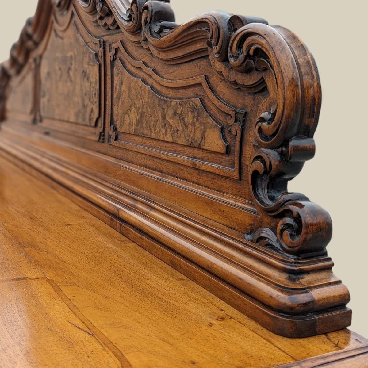 Antique armoire baroque en bois sculpté Bon état - En vente à Rancho Cucamonga, CA