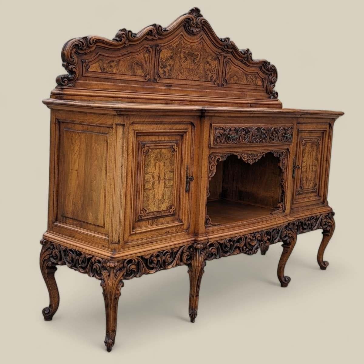 Bois de feuillus Antique armoire baroque en bois sculpté en vente