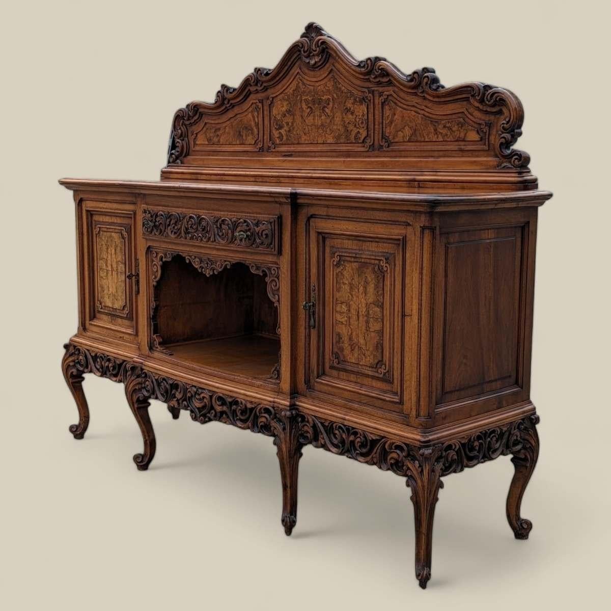 Antique armoire baroque en bois sculpté en vente 1