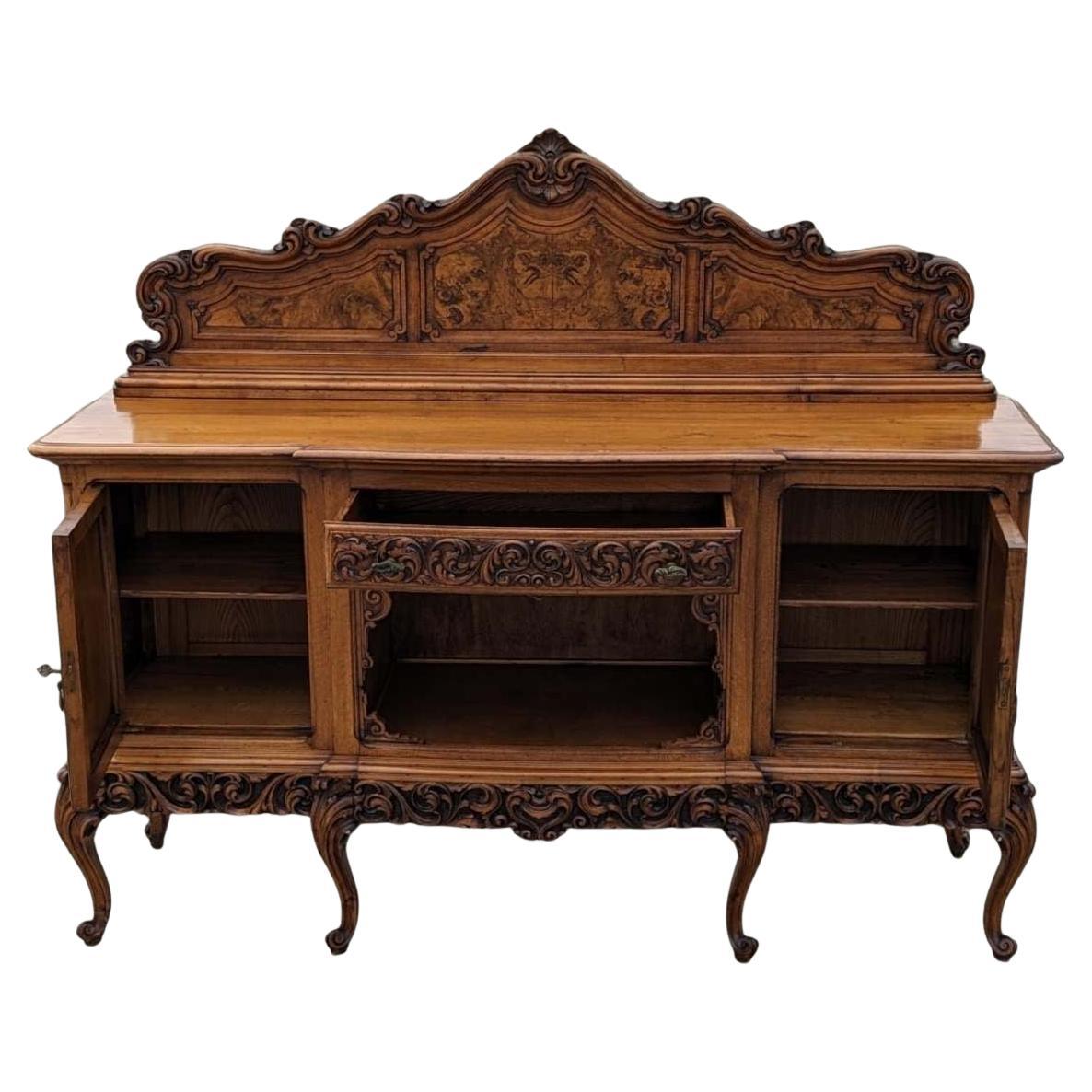 Antique armoire baroque en bois sculpté en vente