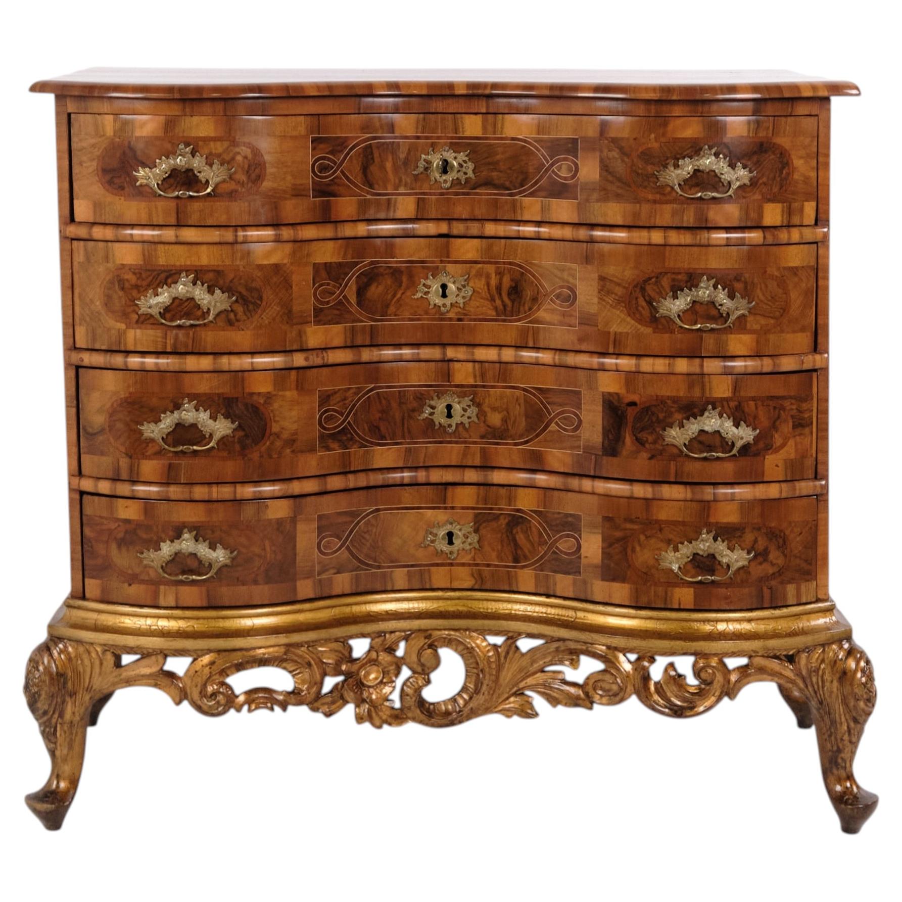Commode baroque ancienne à 4 tiroirs en noyer poli, années 1760 en vente