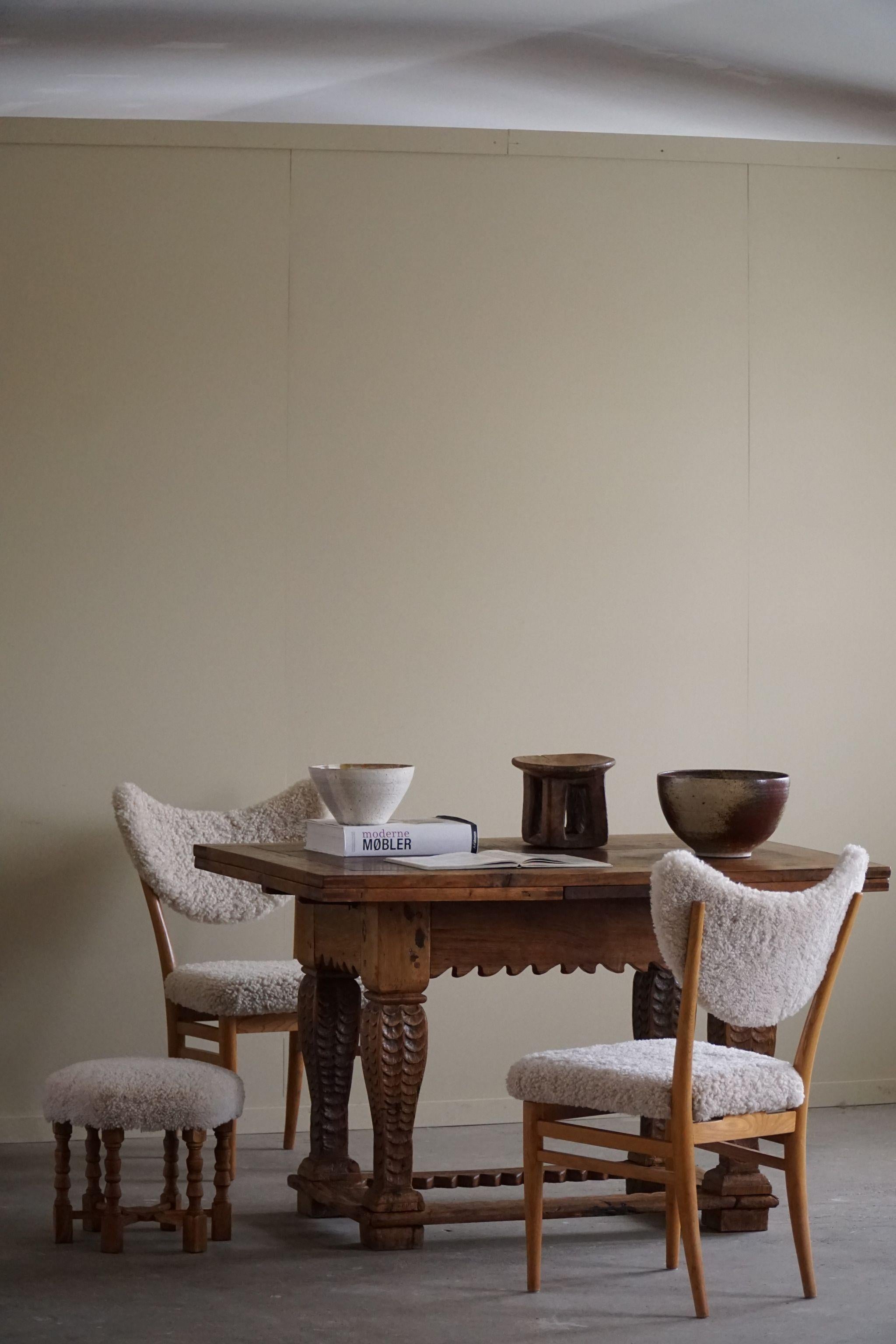 Cette table de bureau et de salle à manger de style baroque ancien, fabriquée par un ébéniste danois qualifié au XIXe siècle, respire l'élégance intemporelle et l'attrait de la modernité. Le bois de chêne robuste est magnifiquement vieilli, ajoutant