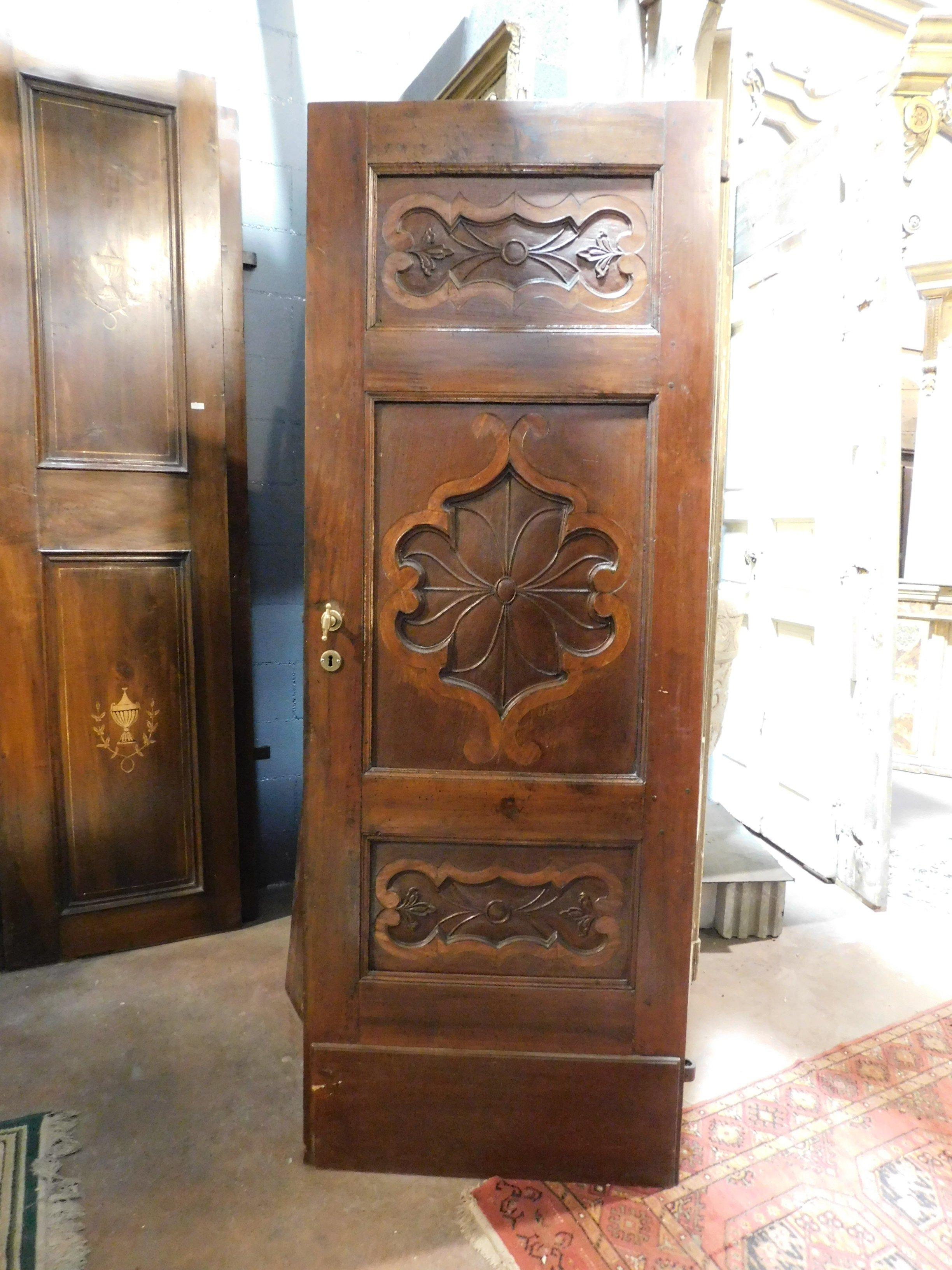Antique Baroque door with one door, carved in precious walnut wood and inlaid with other woods, richly carved panel, the door has a push opening with hinges on the left, already restored with irons and original handle, in excellent condition,