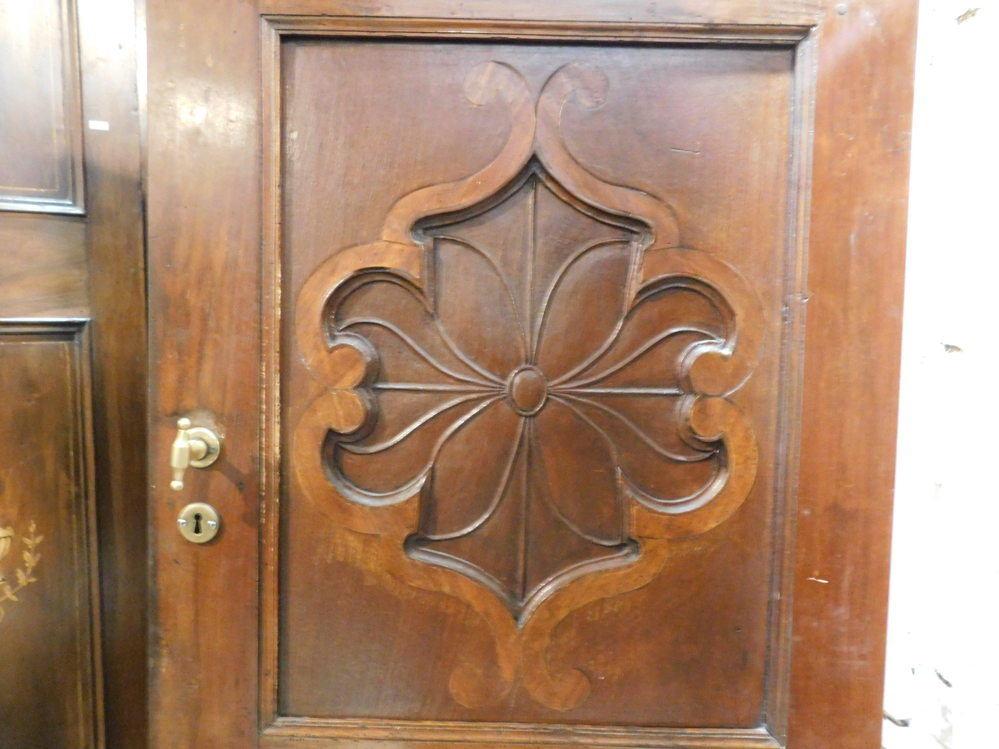 Antique Baroque Door Carved and Inlaid, Carved in Walnut, '700, Italy In Good Condition For Sale In Cuneo, Italy (CN)